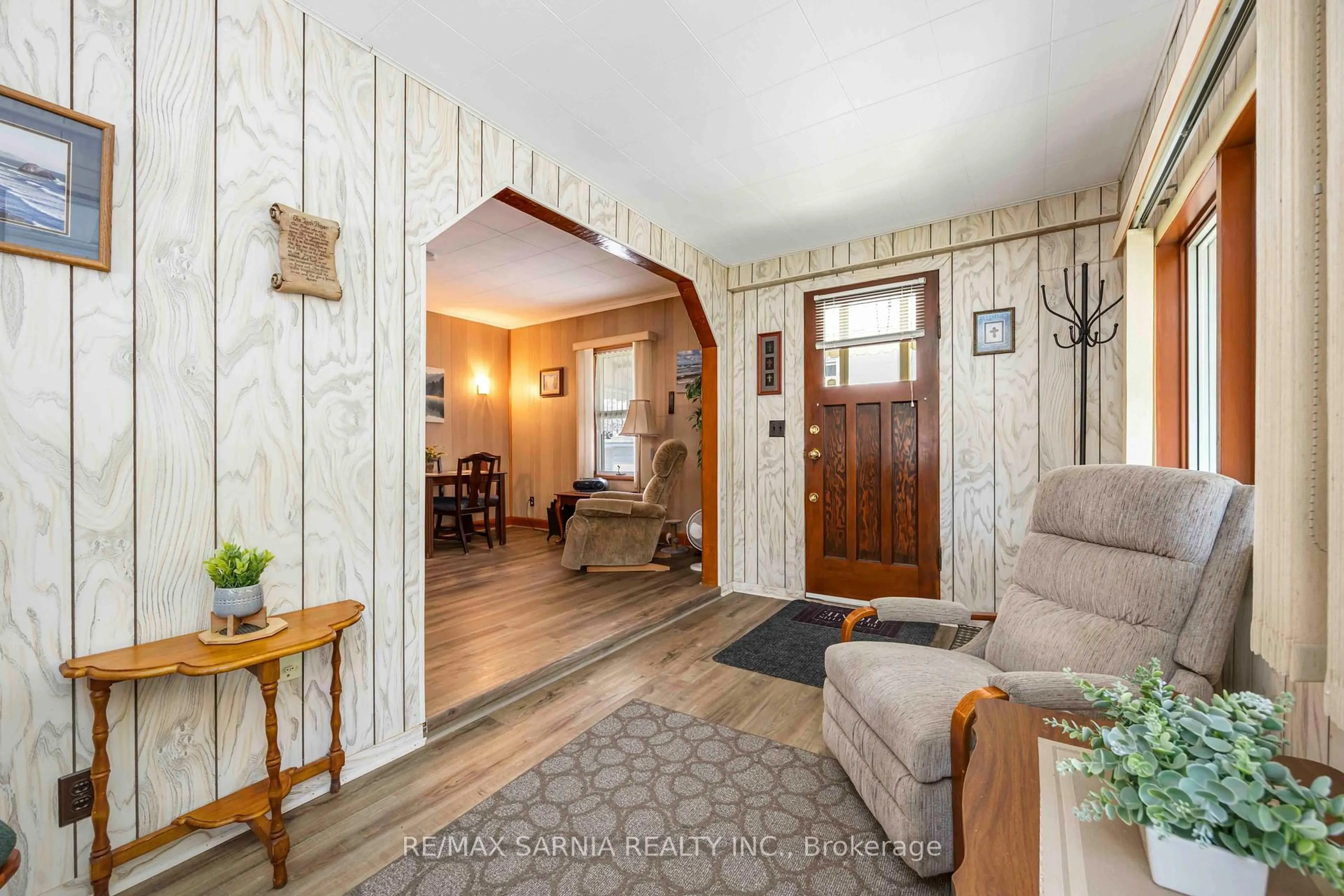 Indoor entryway for 121 Whitmore Ave, Sarnia Ontario N7T 3T3