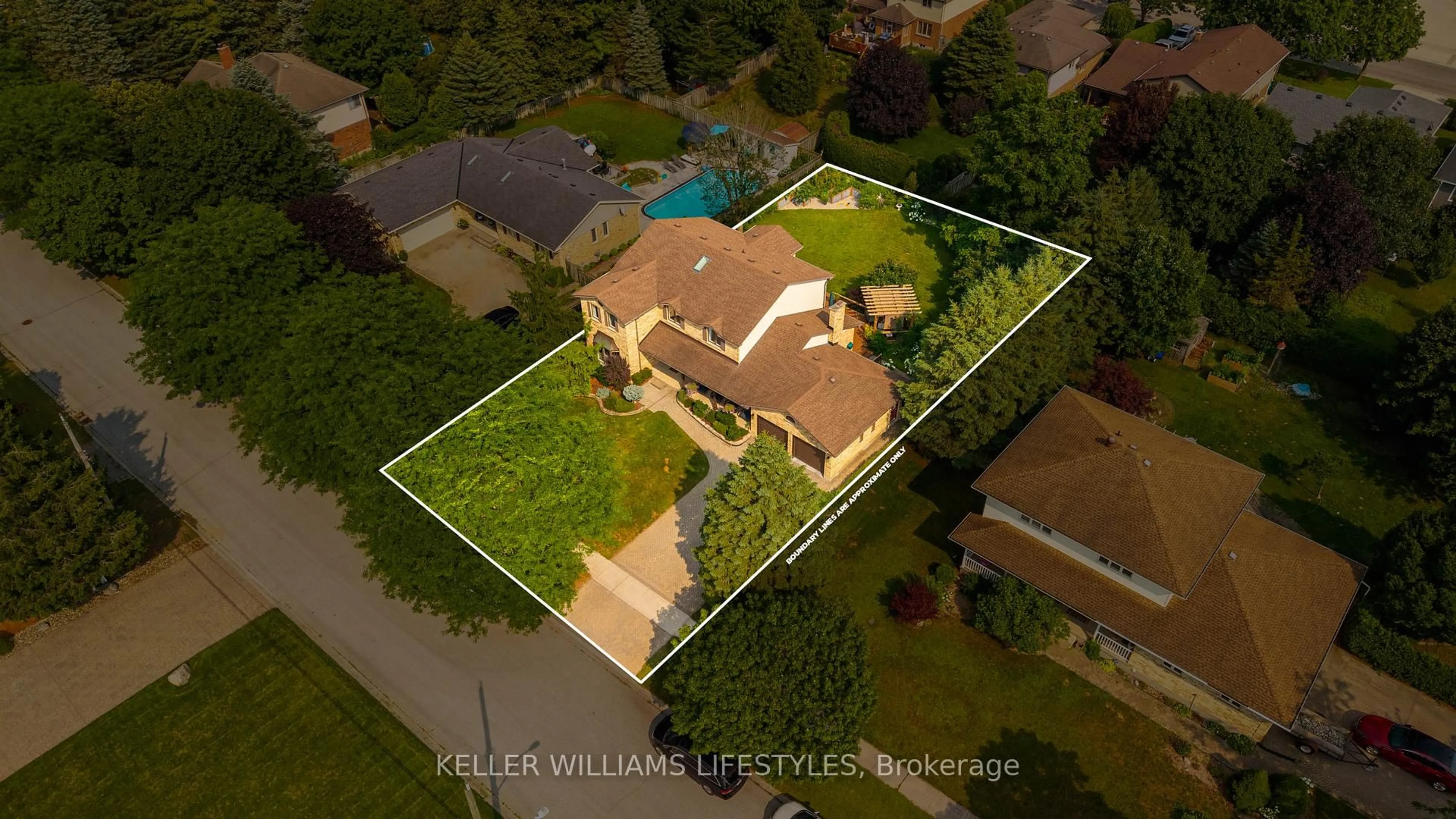 A pic from outside/outdoor area/front of a property/back of a property/a pic from drone, street for 450 Scott St, Strathroy-Caradoc Ontario N7G 1K5