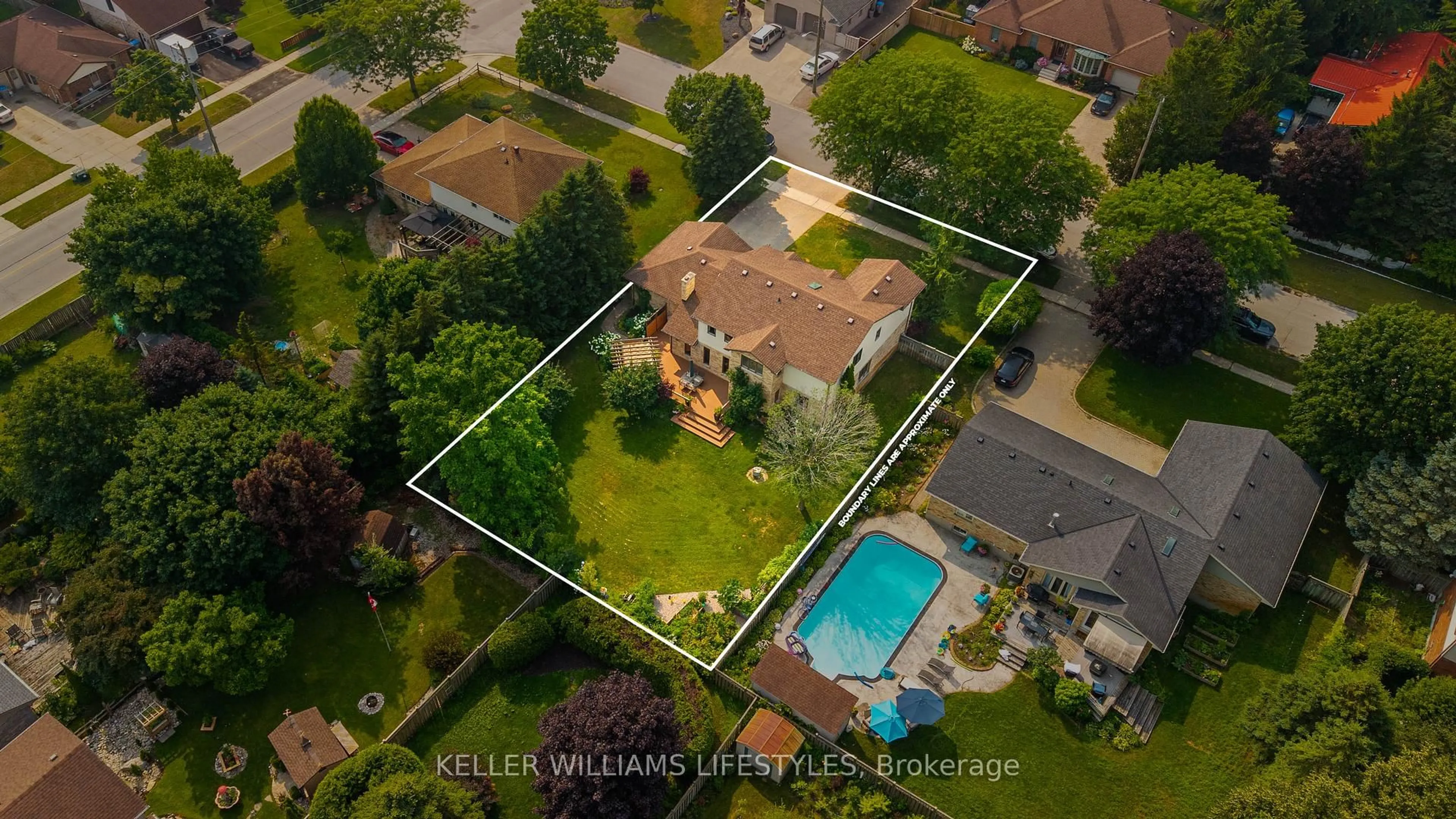 A pic from outside/outdoor area/front of a property/back of a property/a pic from drone, street for 450 Scott St, Strathroy-Caradoc Ontario N7G 1K5