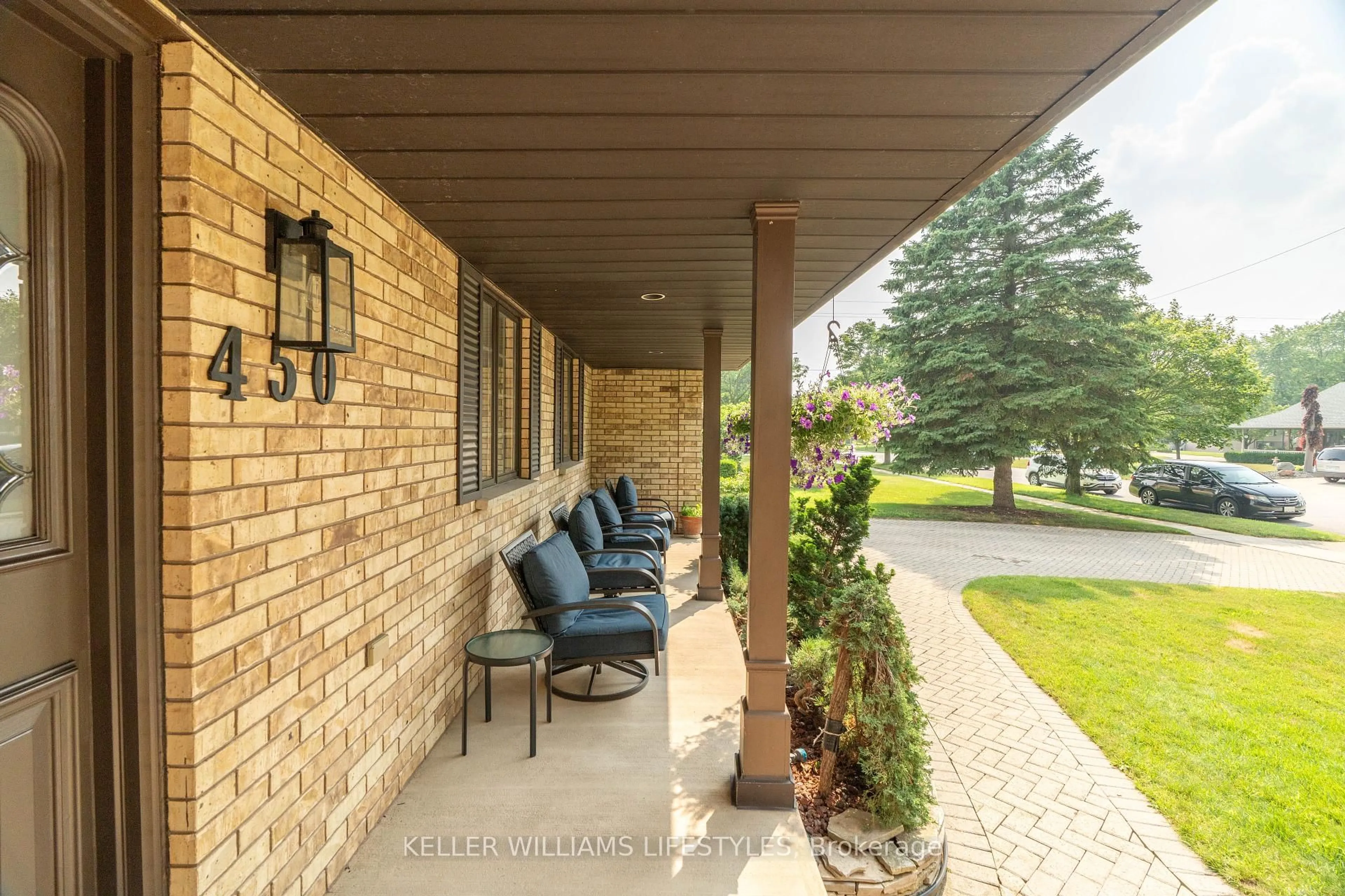 Patio, street for 450 Scott St, Strathroy-Caradoc Ontario N7G 1K5