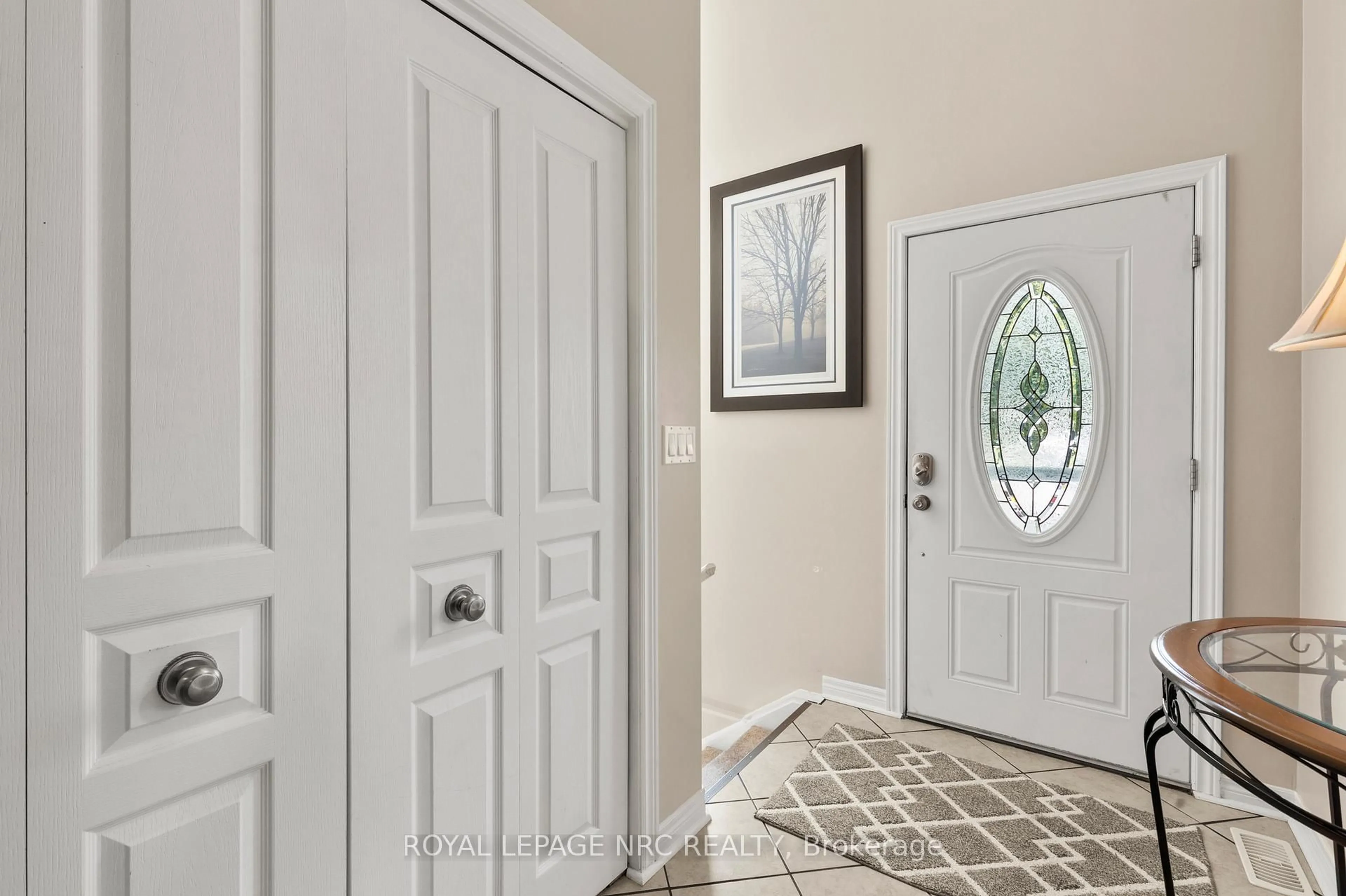 Indoor entryway for 12 Vanier Dr, Welland Ontario L3B 1A2