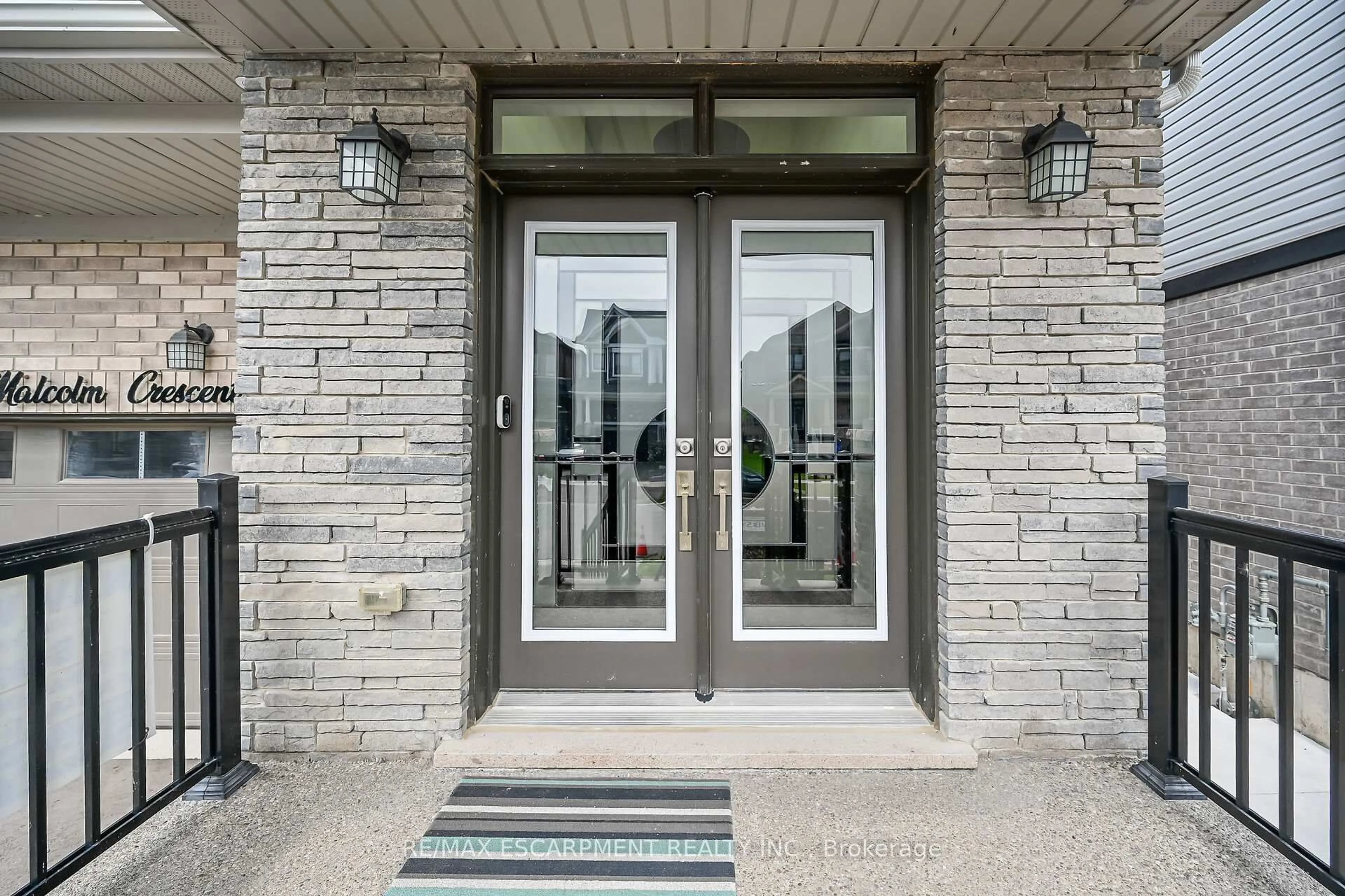 Indoor entryway for 67 Malcolm Cres, Haldimand Ontario N3W 0E9