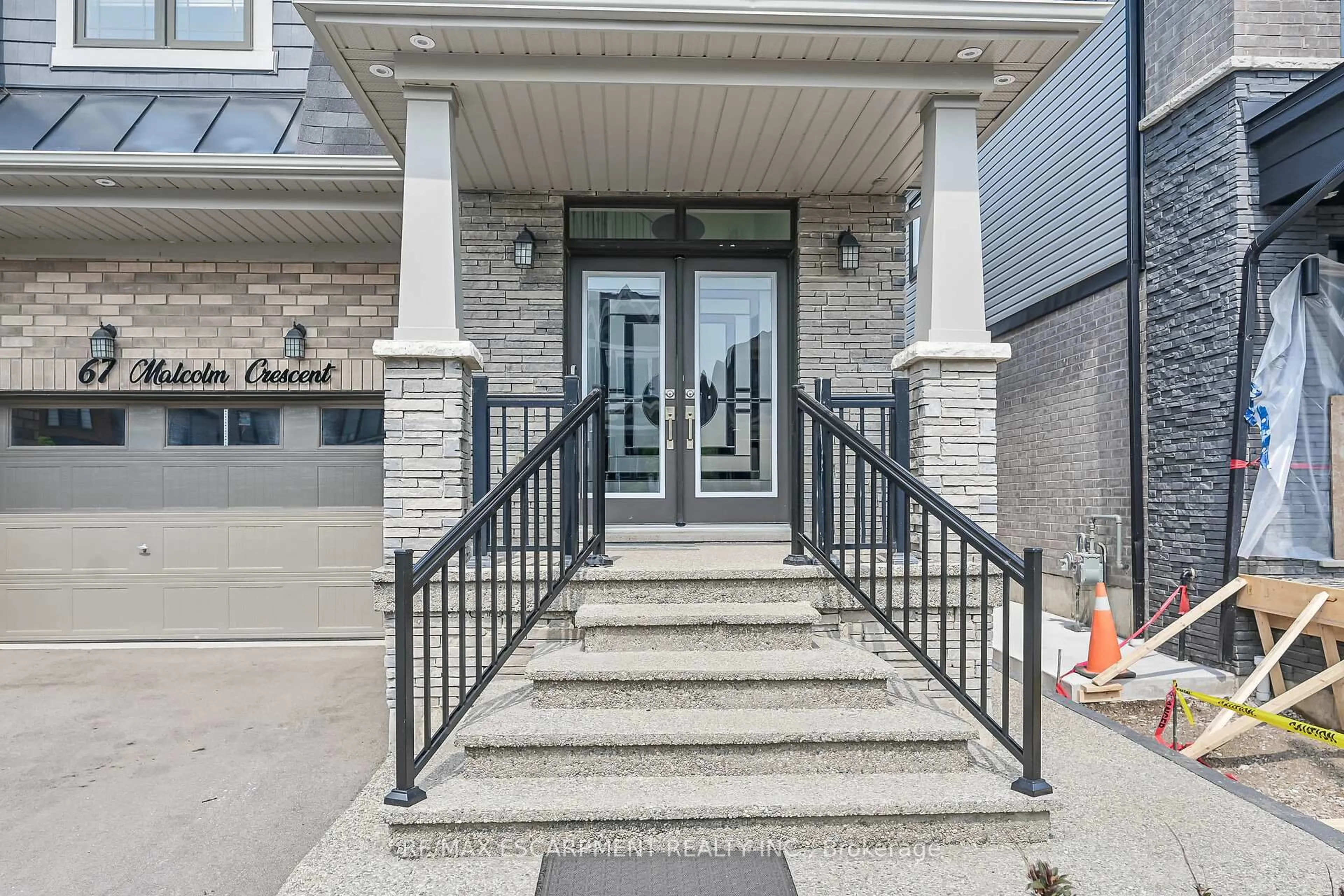 Indoor entryway for 67 Malcolm Cres, Haldimand Ontario N3W 0E9