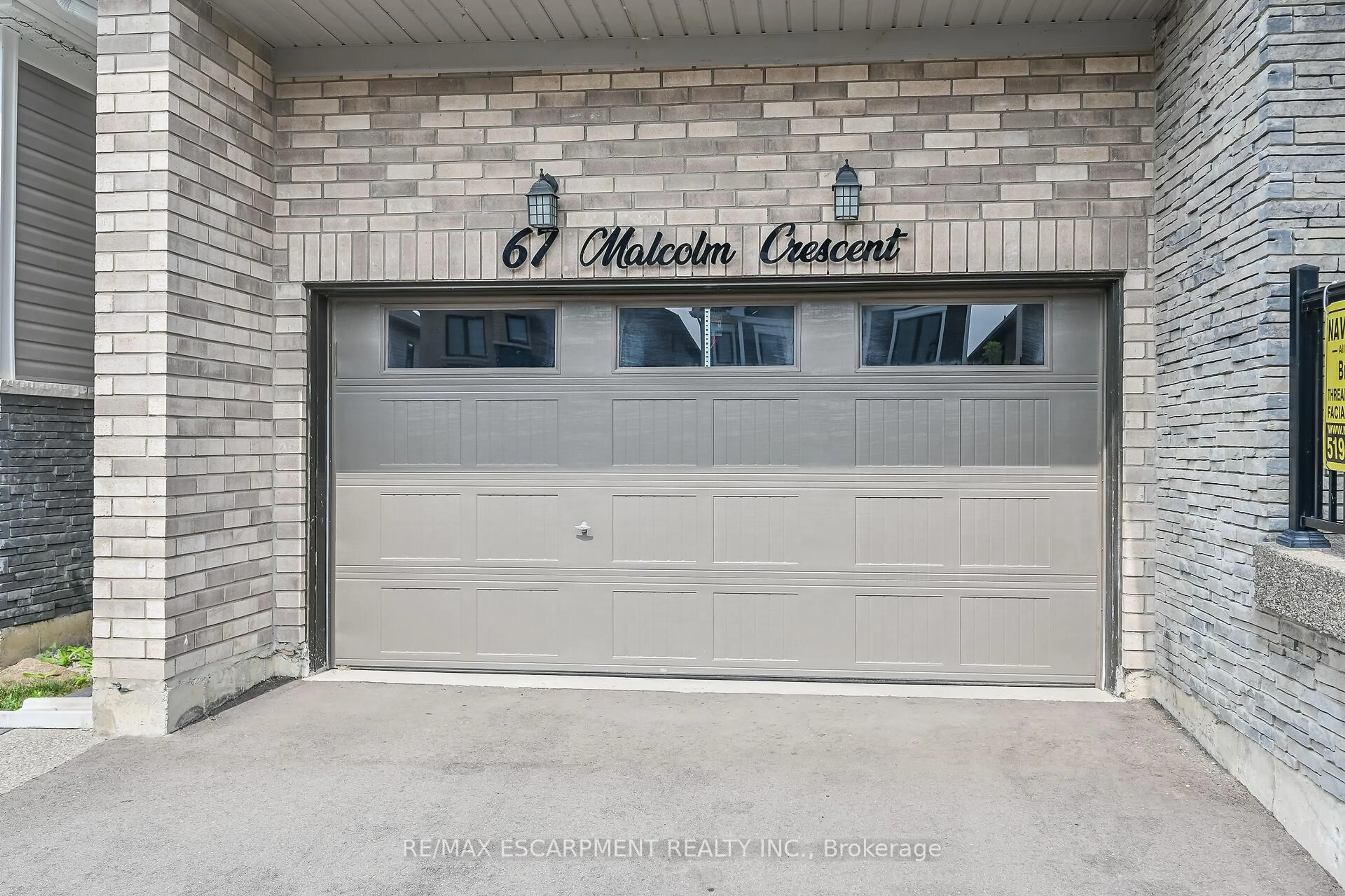 Indoor garage for 67 Malcolm Cres, Haldimand Ontario N3W 0E9