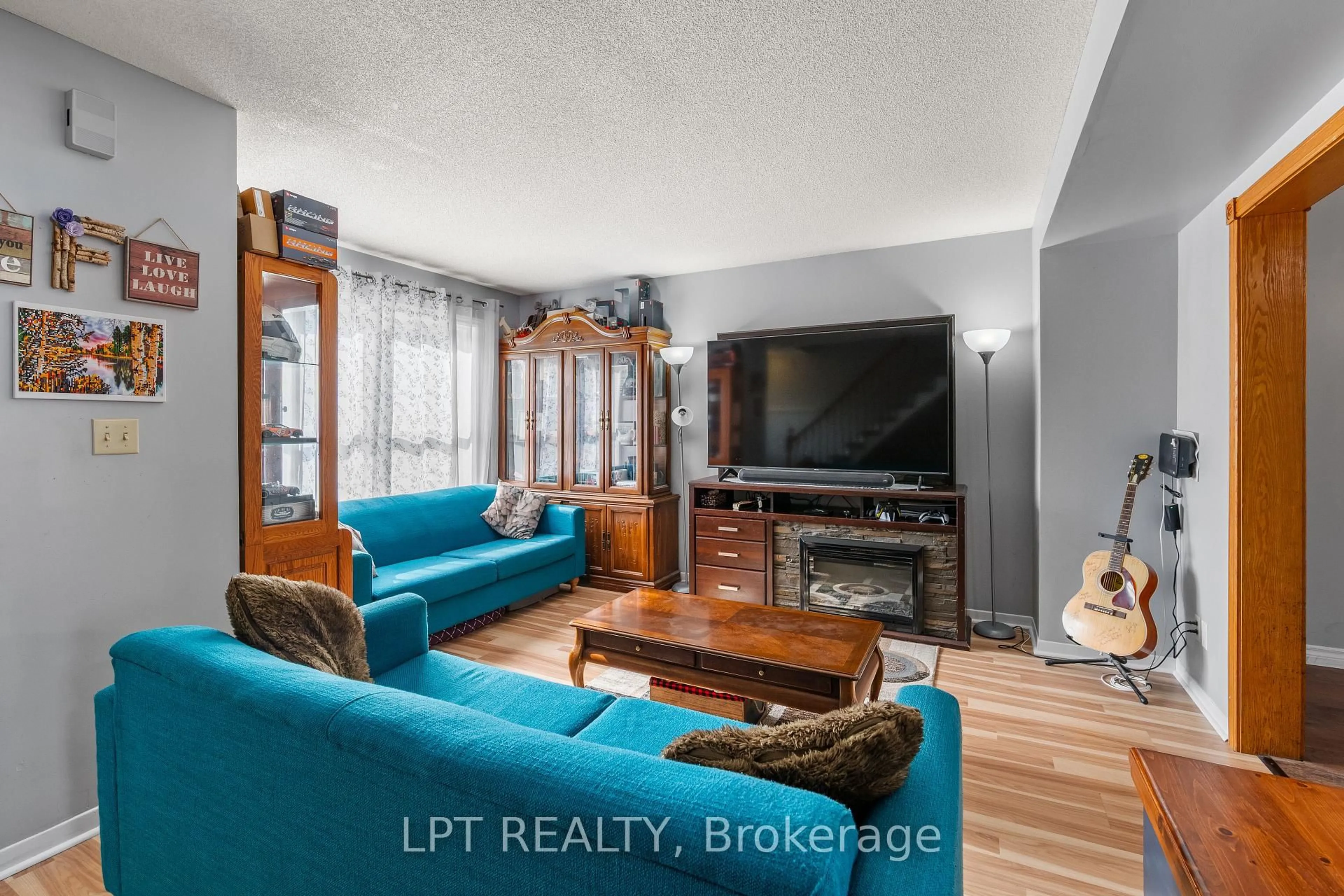 Living room with furniture, wood/laminate floor for 975 Warburton Cres, Kingston Ontario K7M 8L1