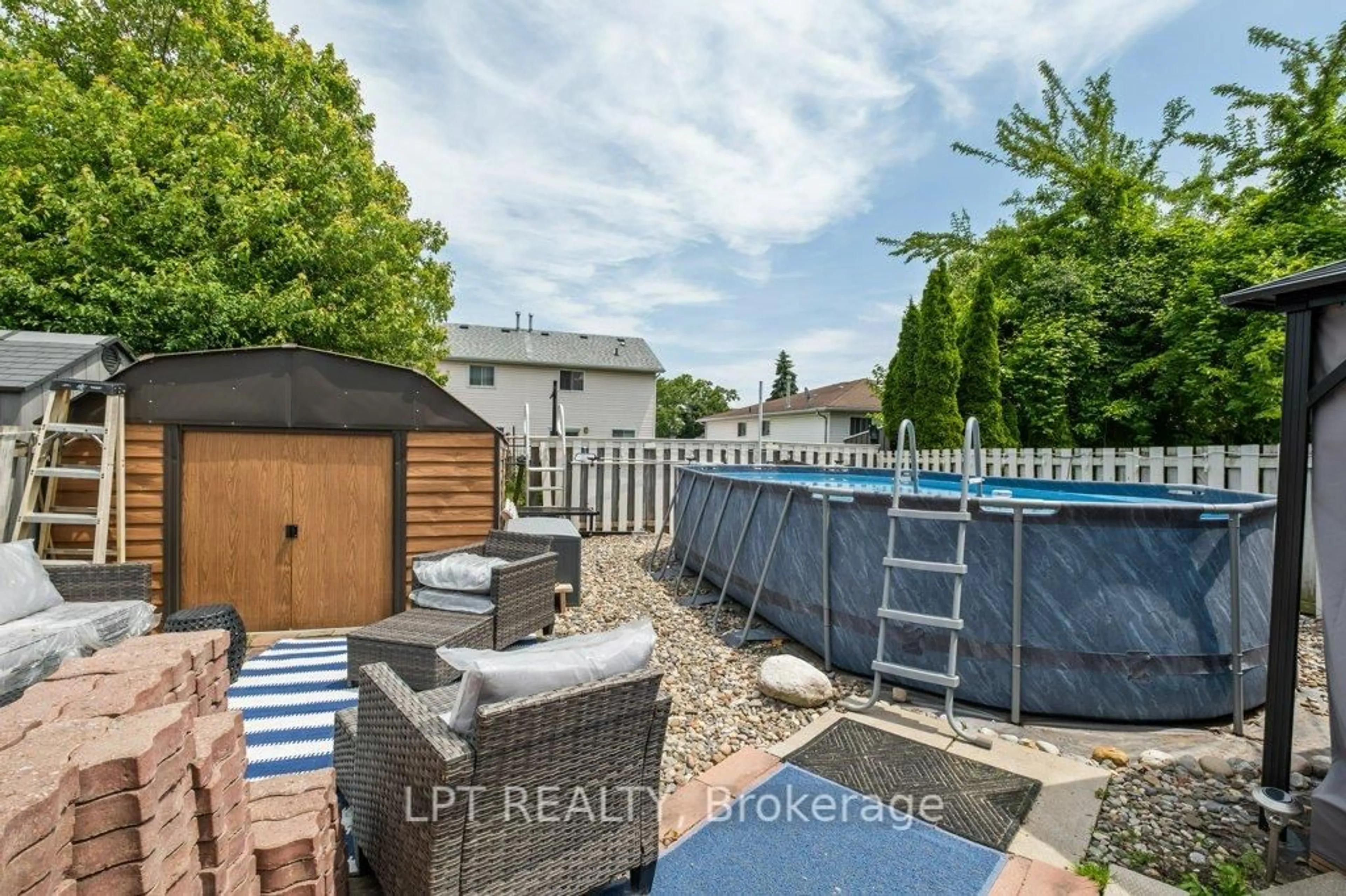 Pool for 975 Warburton Cres, Kingston Ontario K7M 8L1