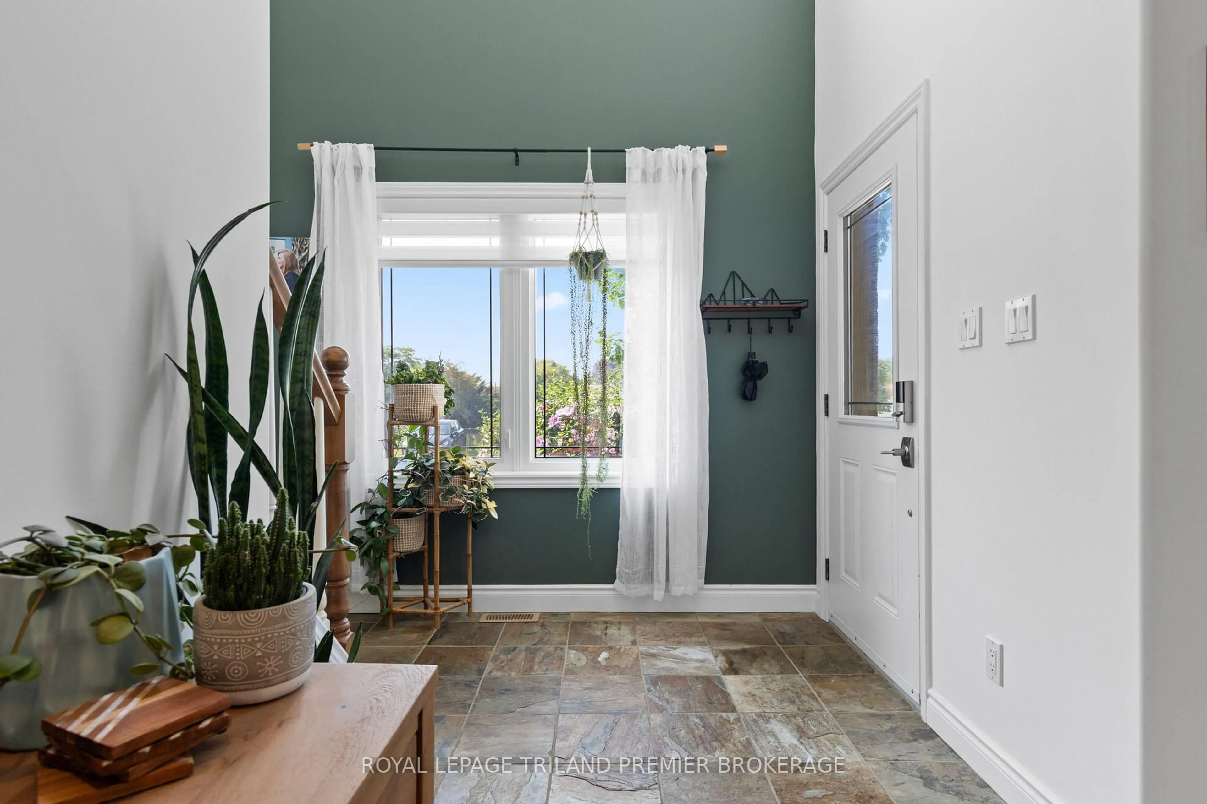Indoor entryway for 13 Kantor Crt, St. Thomas Ontario N5R 0A1