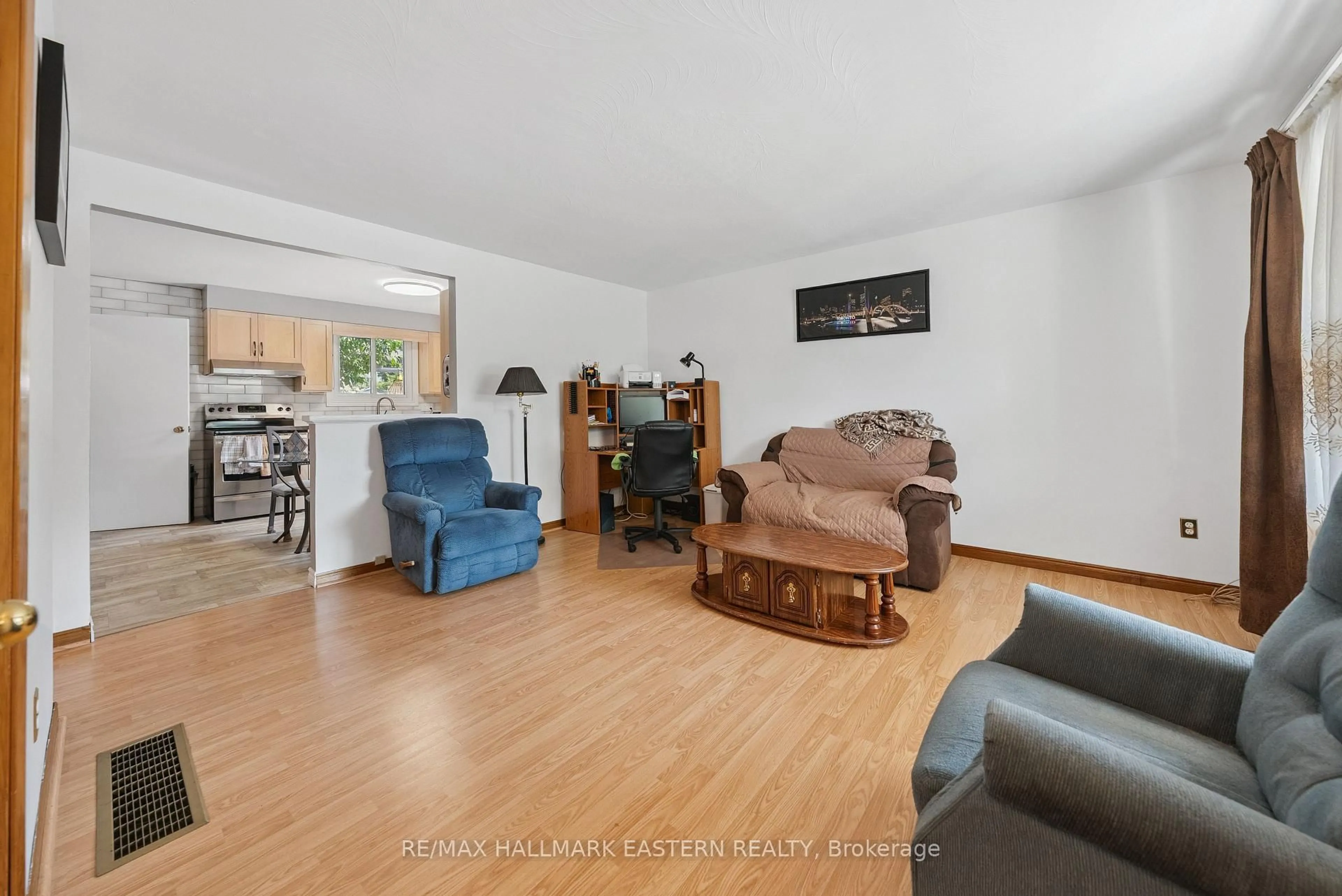 Living room with furniture, unknown for 604 Garside Dr, Peterborough East Ontario K9H 7C7