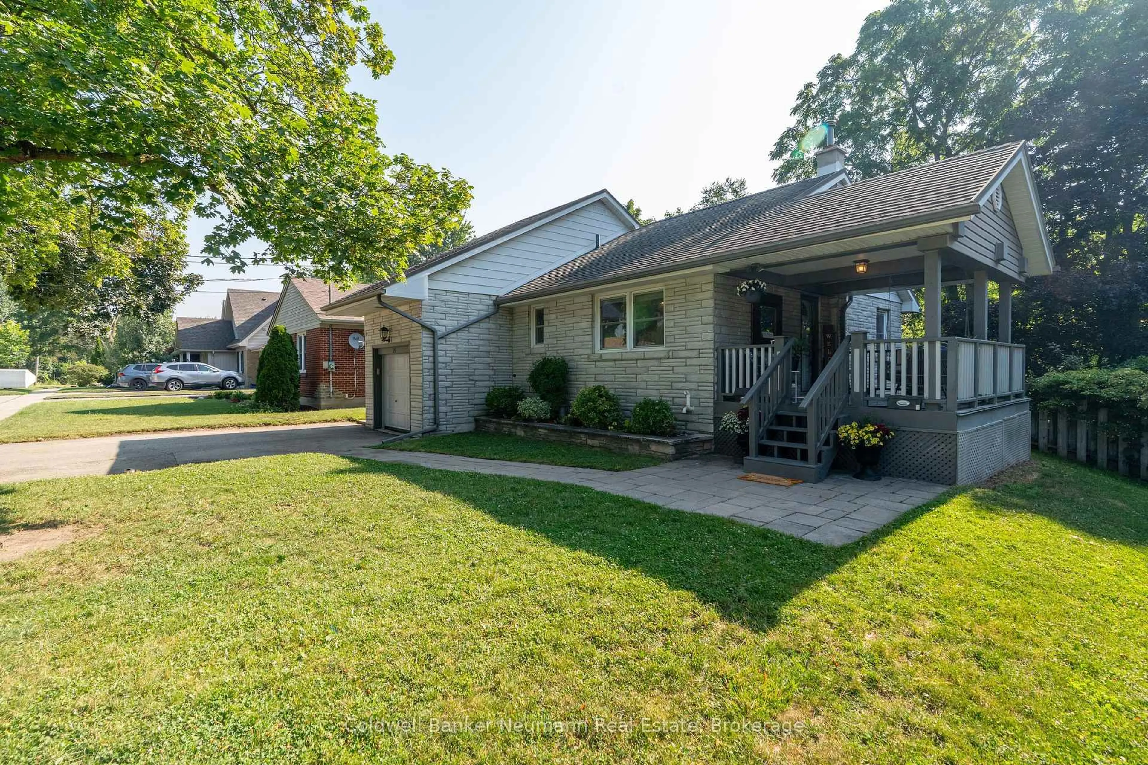 Patio, street for 20 Summit Cres, Guelph Ontario N1H 1S3