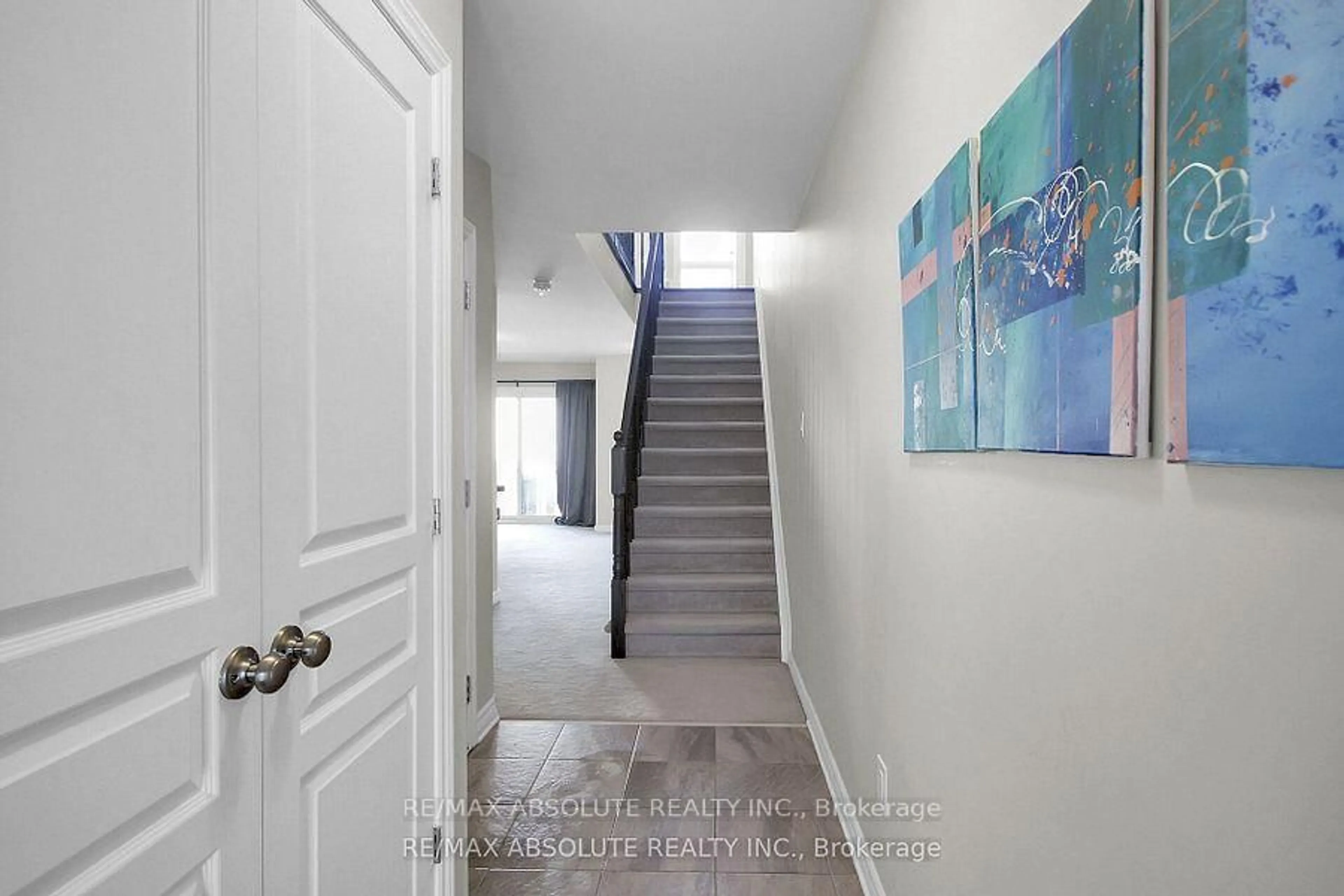 Indoor entryway for 327 Twinflower Way, Ottawa Ontario K2J 5Z6