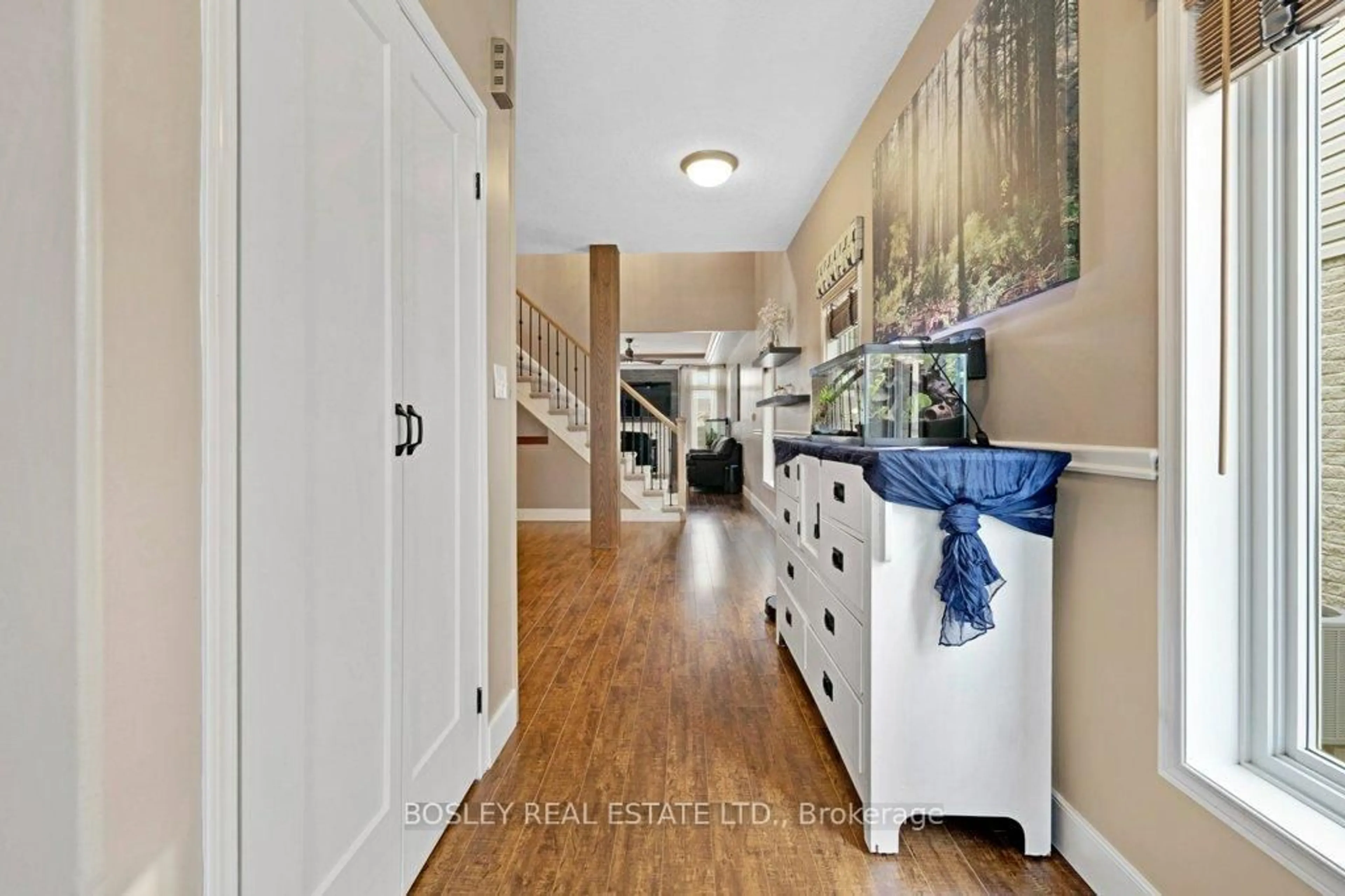 Indoor entryway for 52 Seabrook Dr, Kitchener Ontario N2R 1Y1