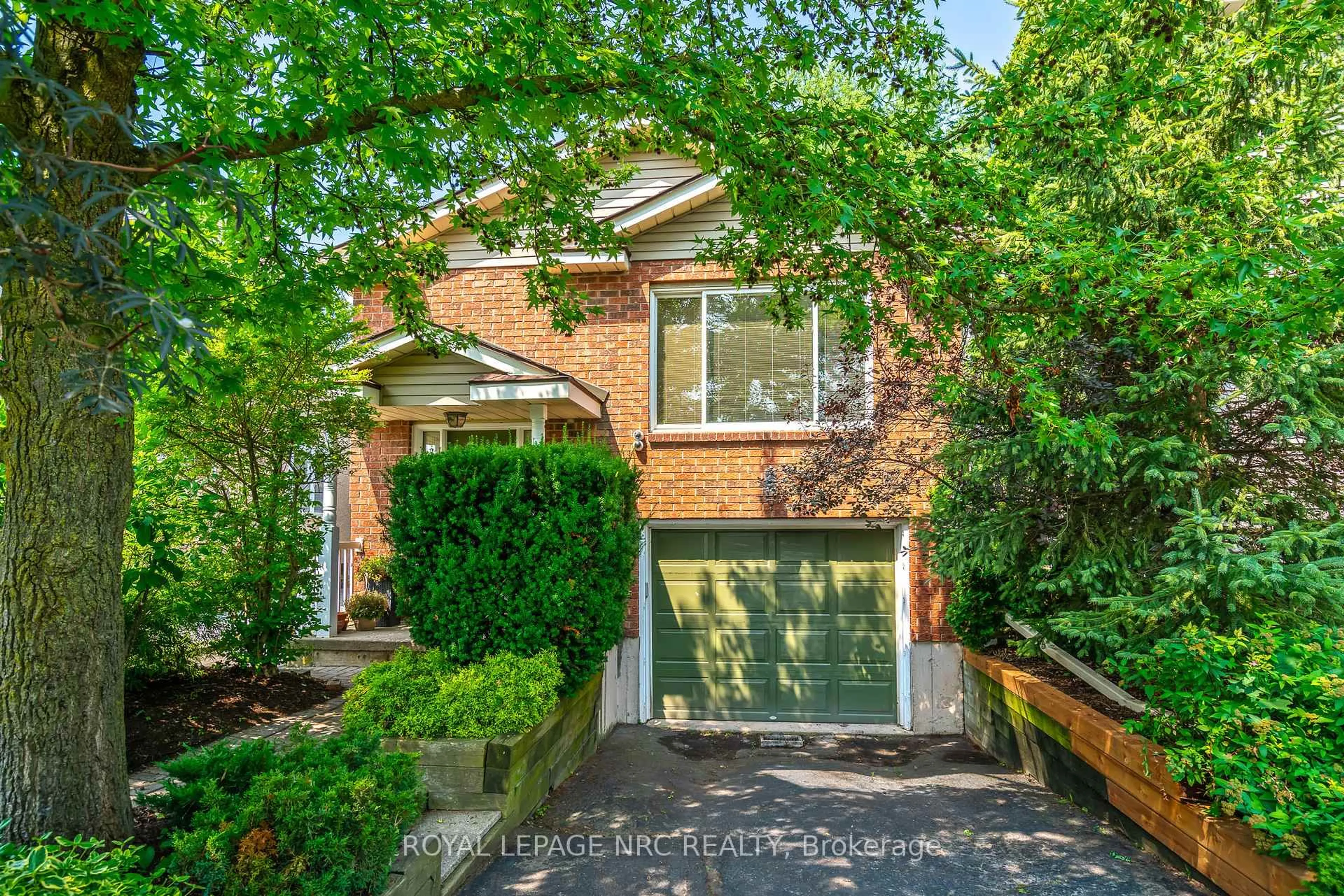 Home with brick exterior material, street for 21 WILTON Ave, Welland Ontario L3C 1Z8