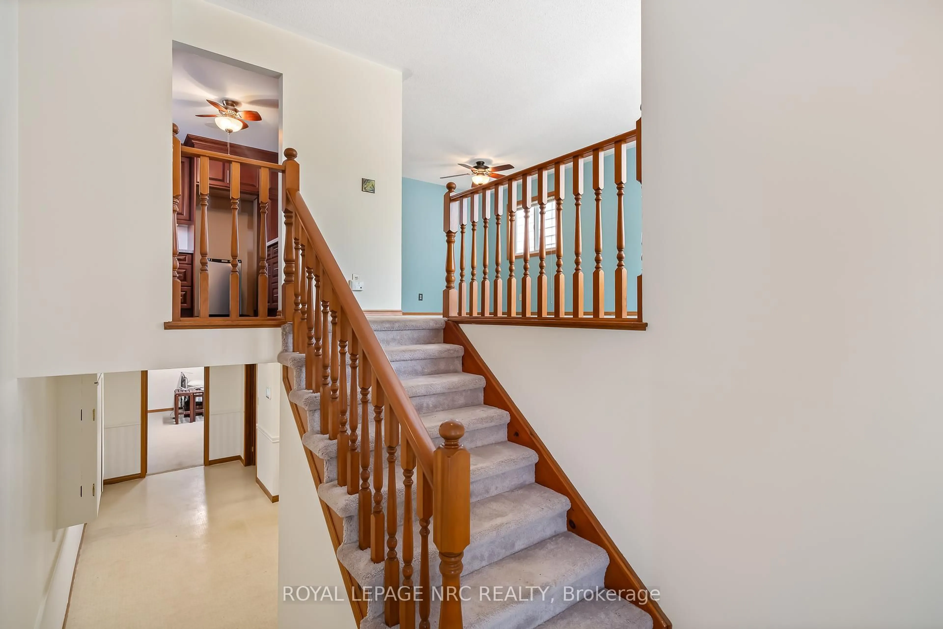 Indoor foyer for 21 WILTON Ave, Welland Ontario L3C 1Z8