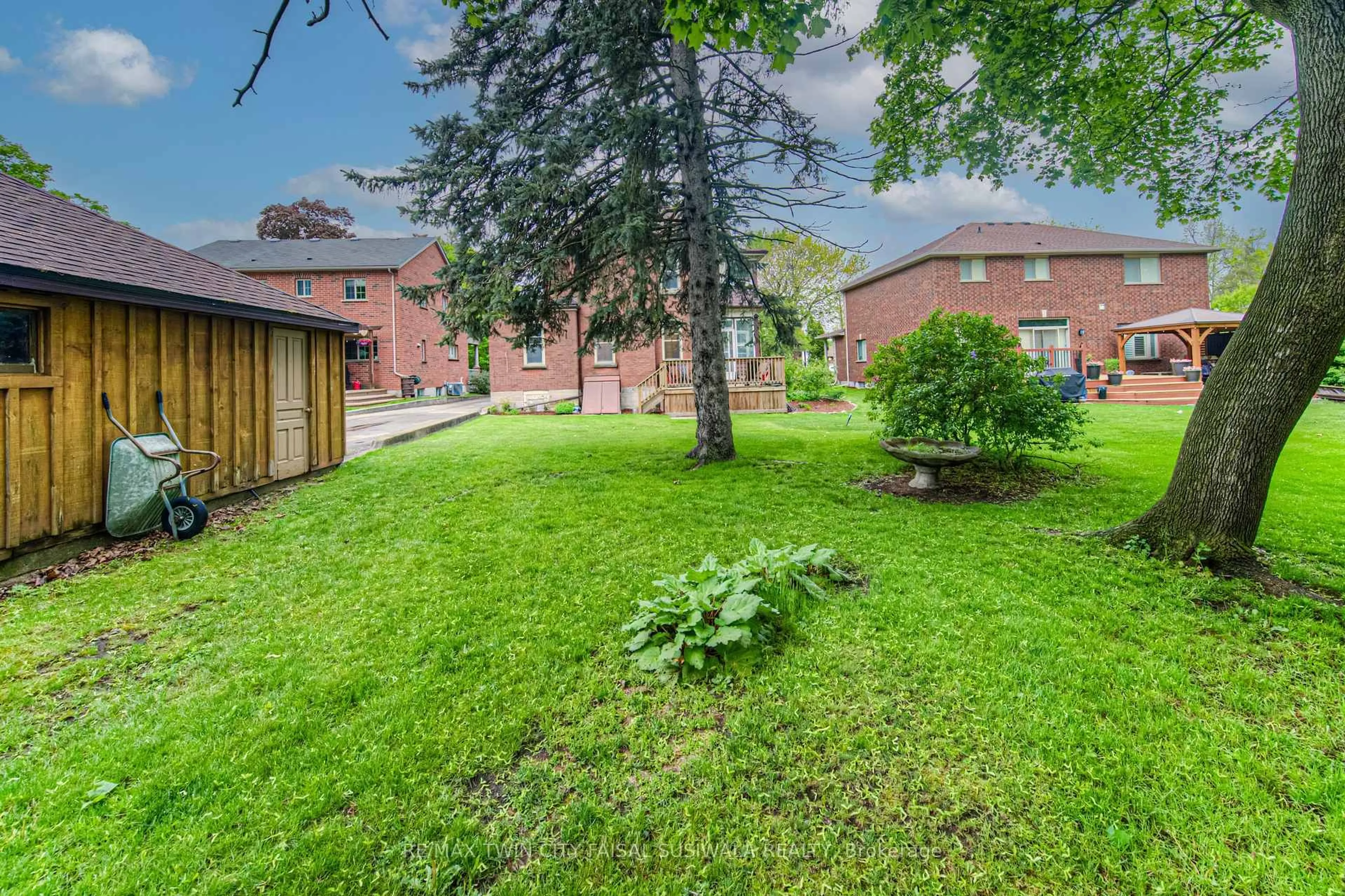 Patio, street for 445 Dover St, Cambridge Ontario N3H 1L1