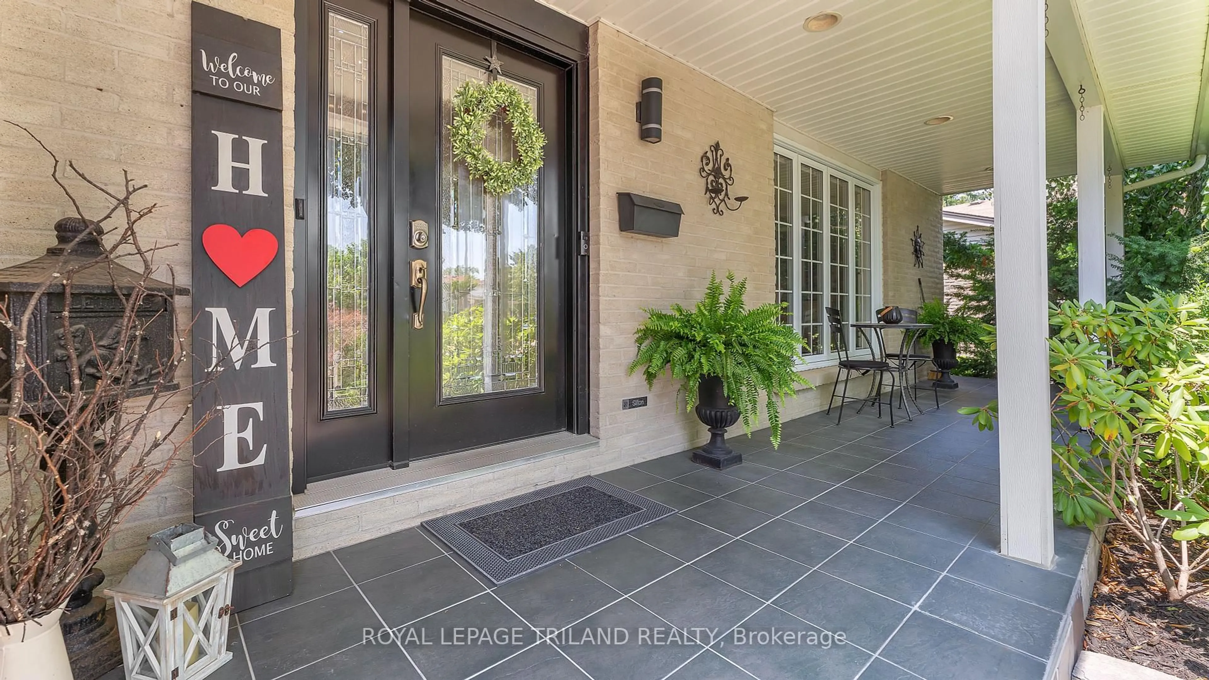Indoor entryway for 151 Brixham Cres, London South Ontario N6K 1K9