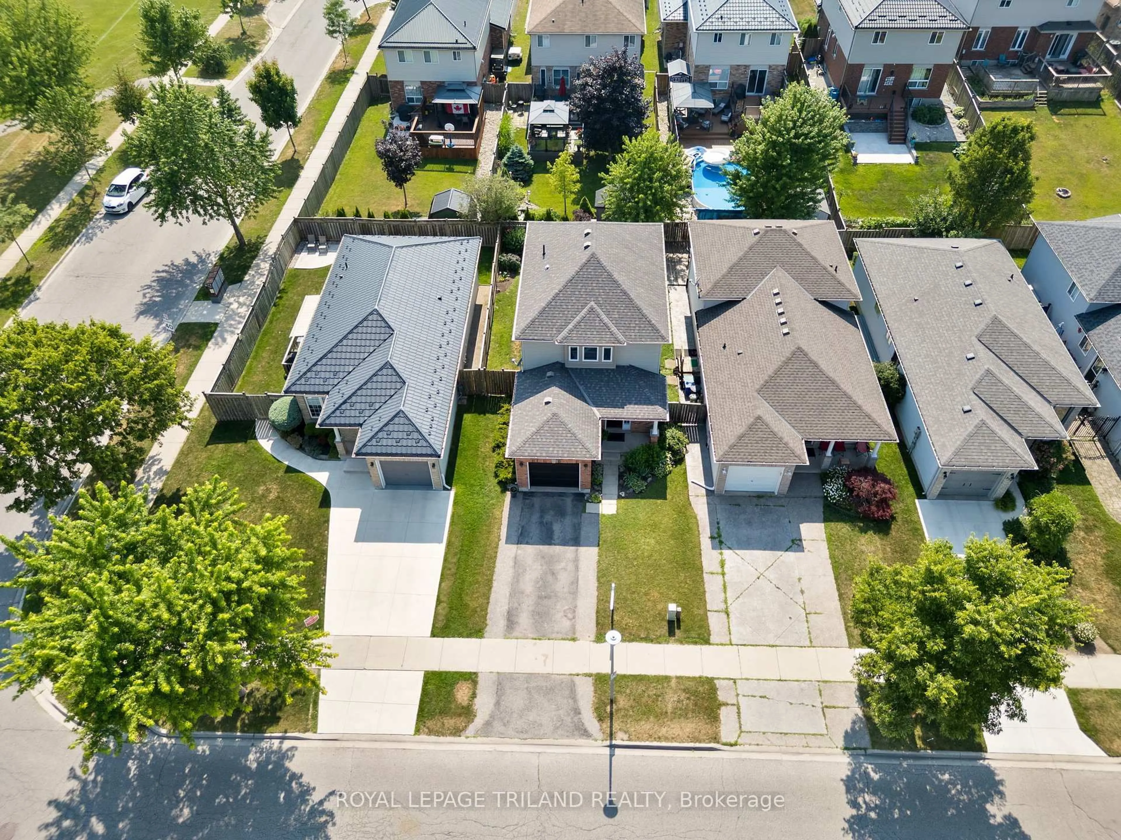 A pic from outside/outdoor area/front of a property/back of a property/a pic from drone, street for 865 South Wenige Dr, London North Ontario N5X 4G9