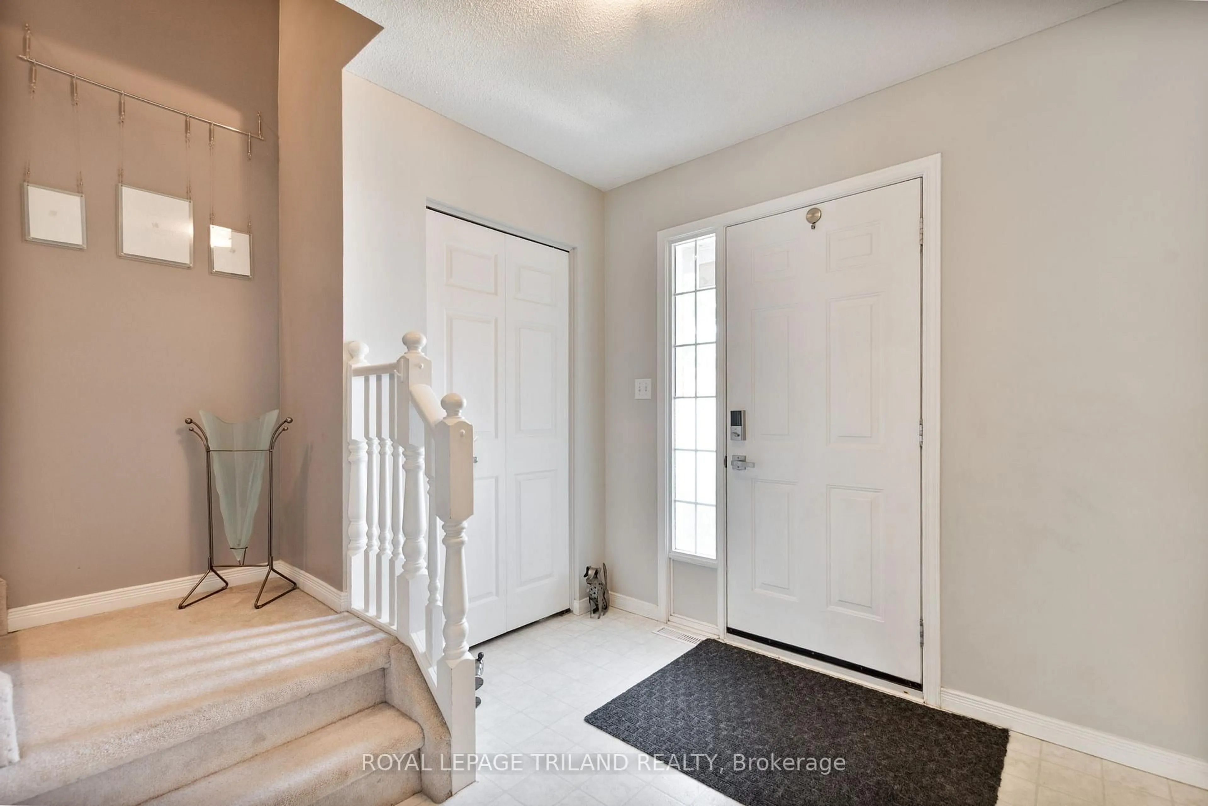 Indoor entryway for 865 South Wenige Dr, London North Ontario N5X 4G9