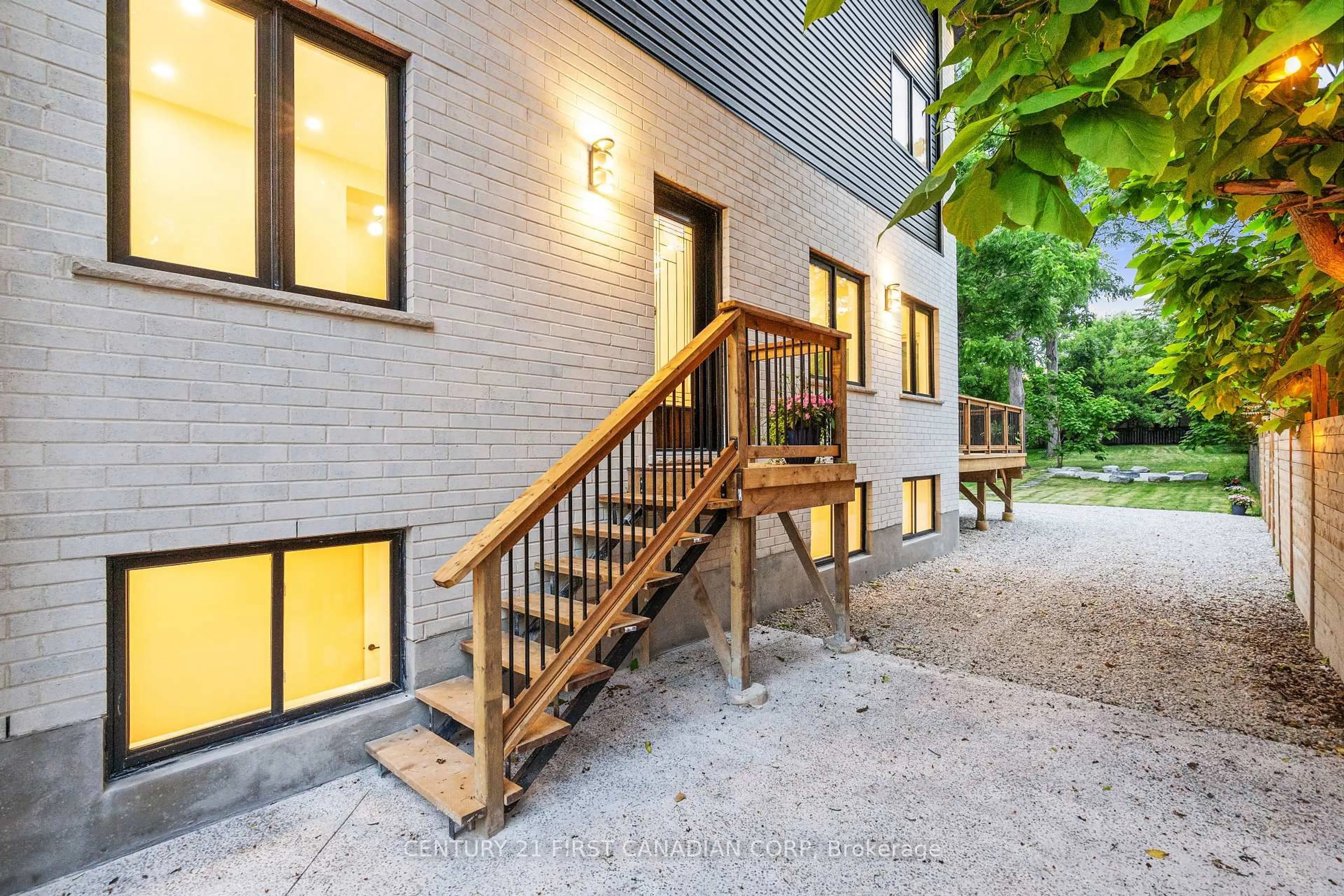 Patio, street for 858 WILLIAM St, London North Ontario N5Y 2S3