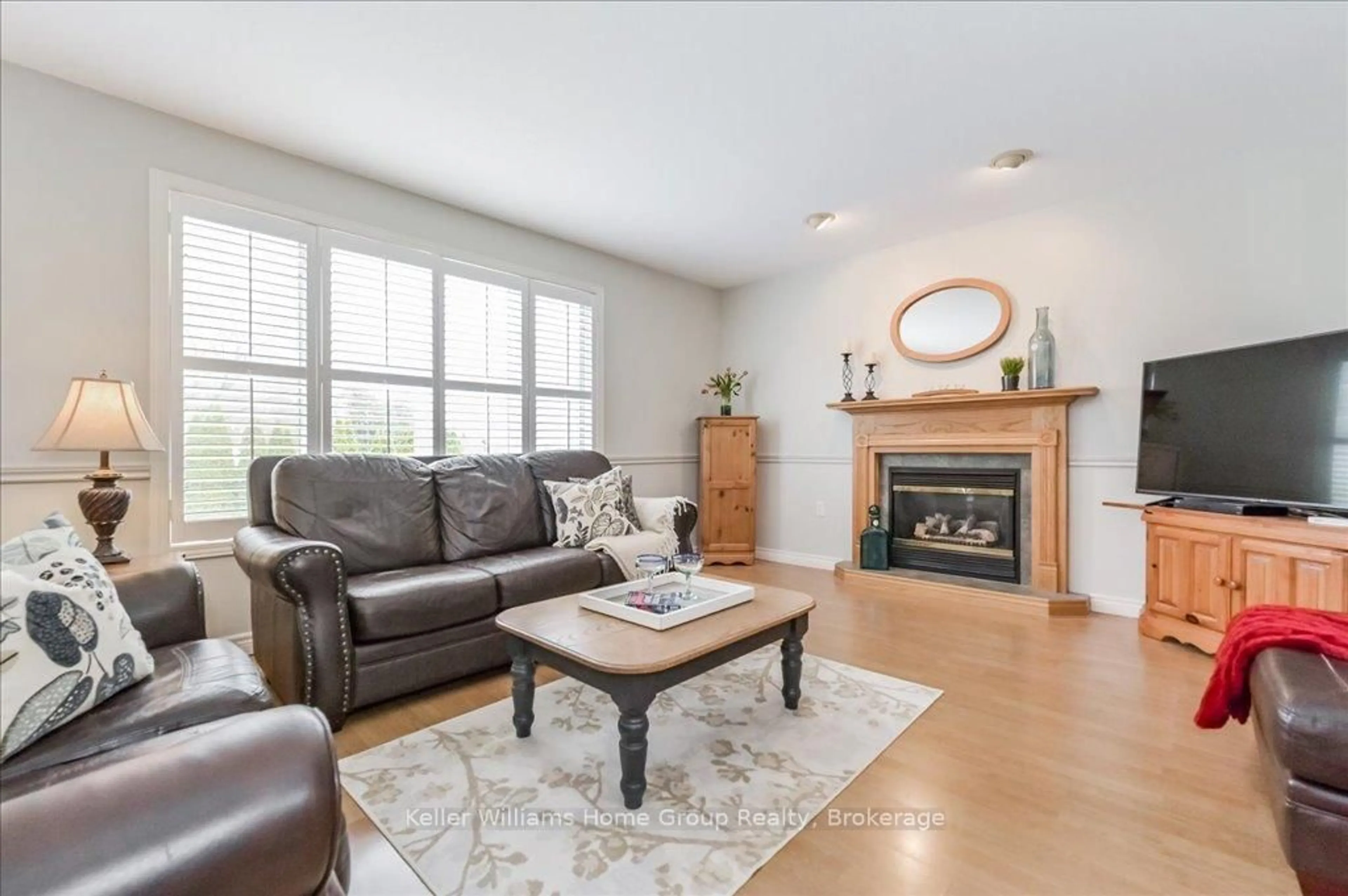 Living room with furniture, wood/laminate floor for 35 Thomas Blvd, Centre Wellington Ontario N0B 1S0
