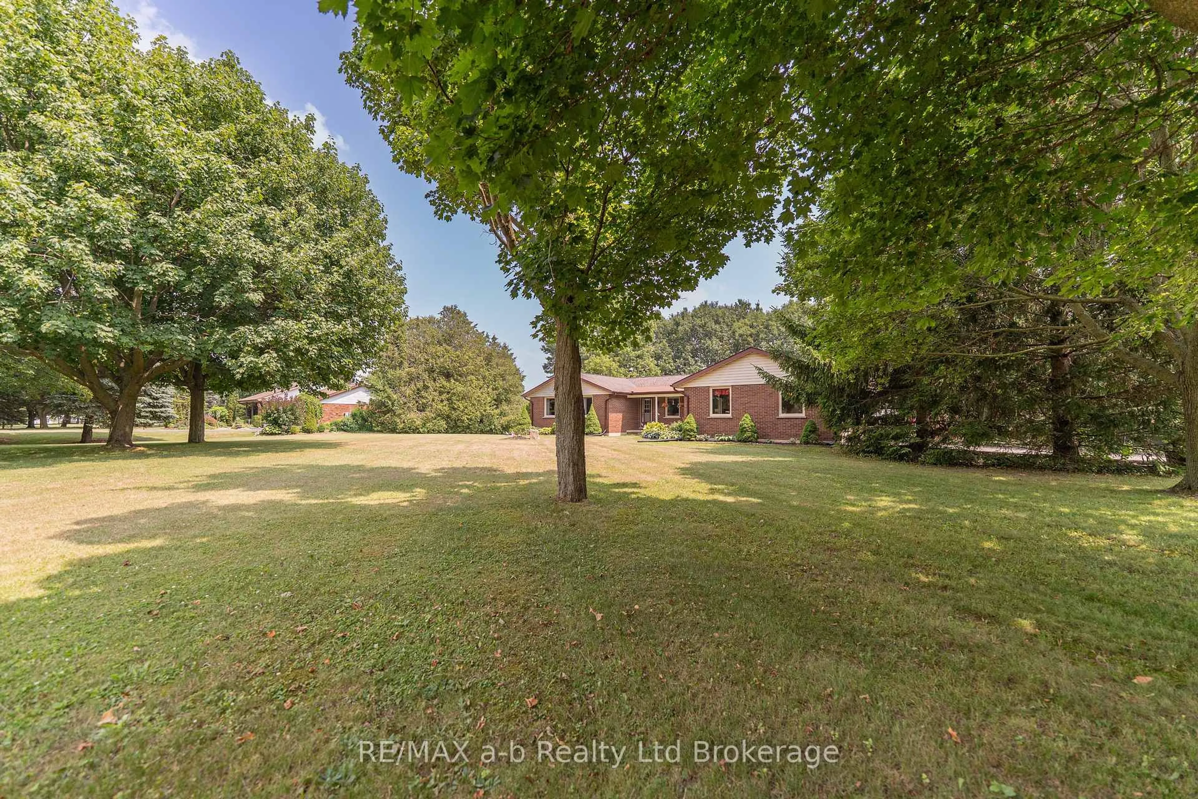 A pic from outside/outdoor area/front of a property/back of a property/a pic from drone, unknown for 660 Goshen Rd, Norfolk Ontario N4G 4G7