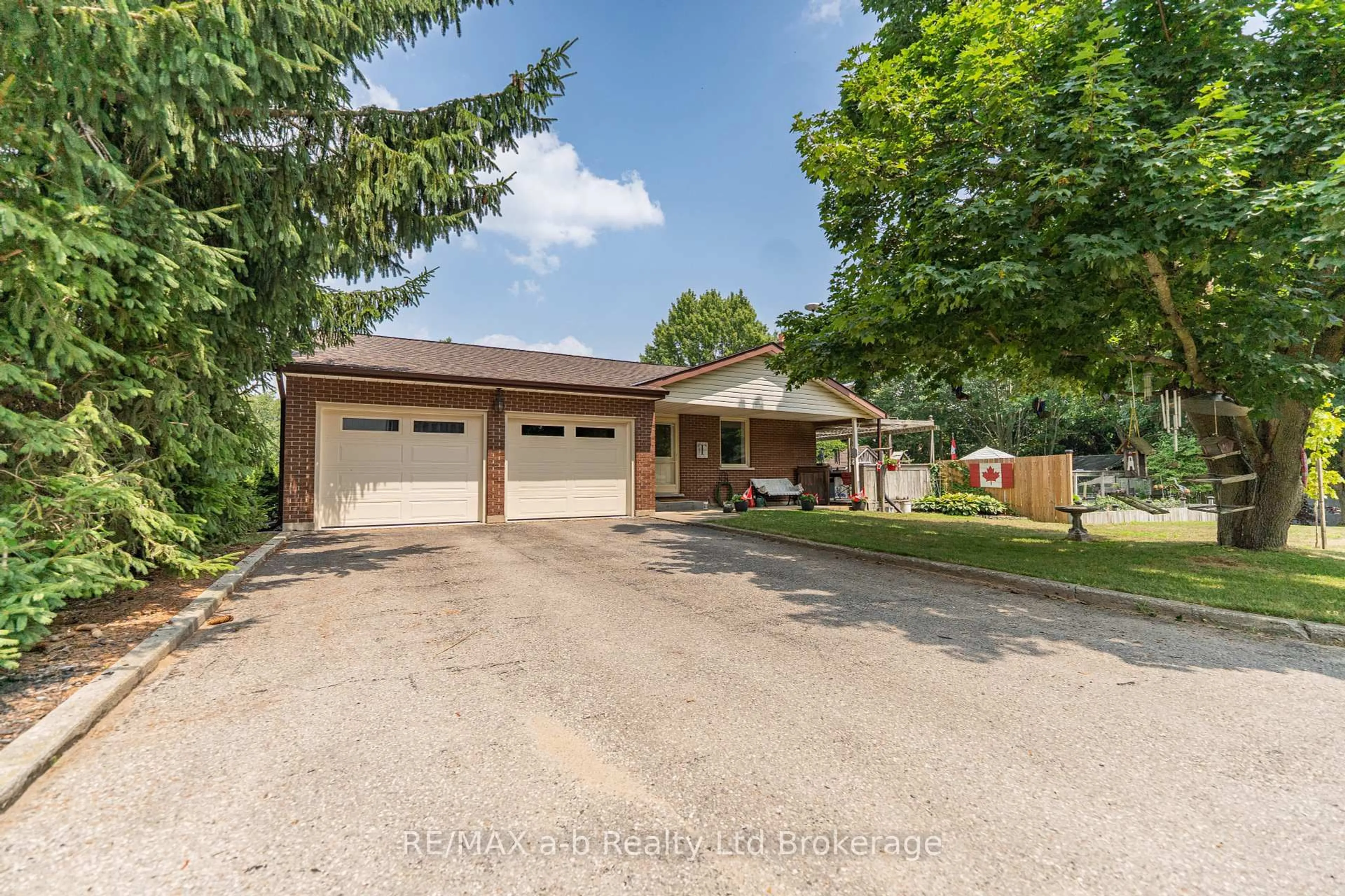 A pic from outside/outdoor area/front of a property/back of a property/a pic from drone, street for 660 Goshen Rd, Norfolk Ontario N4G 4G7