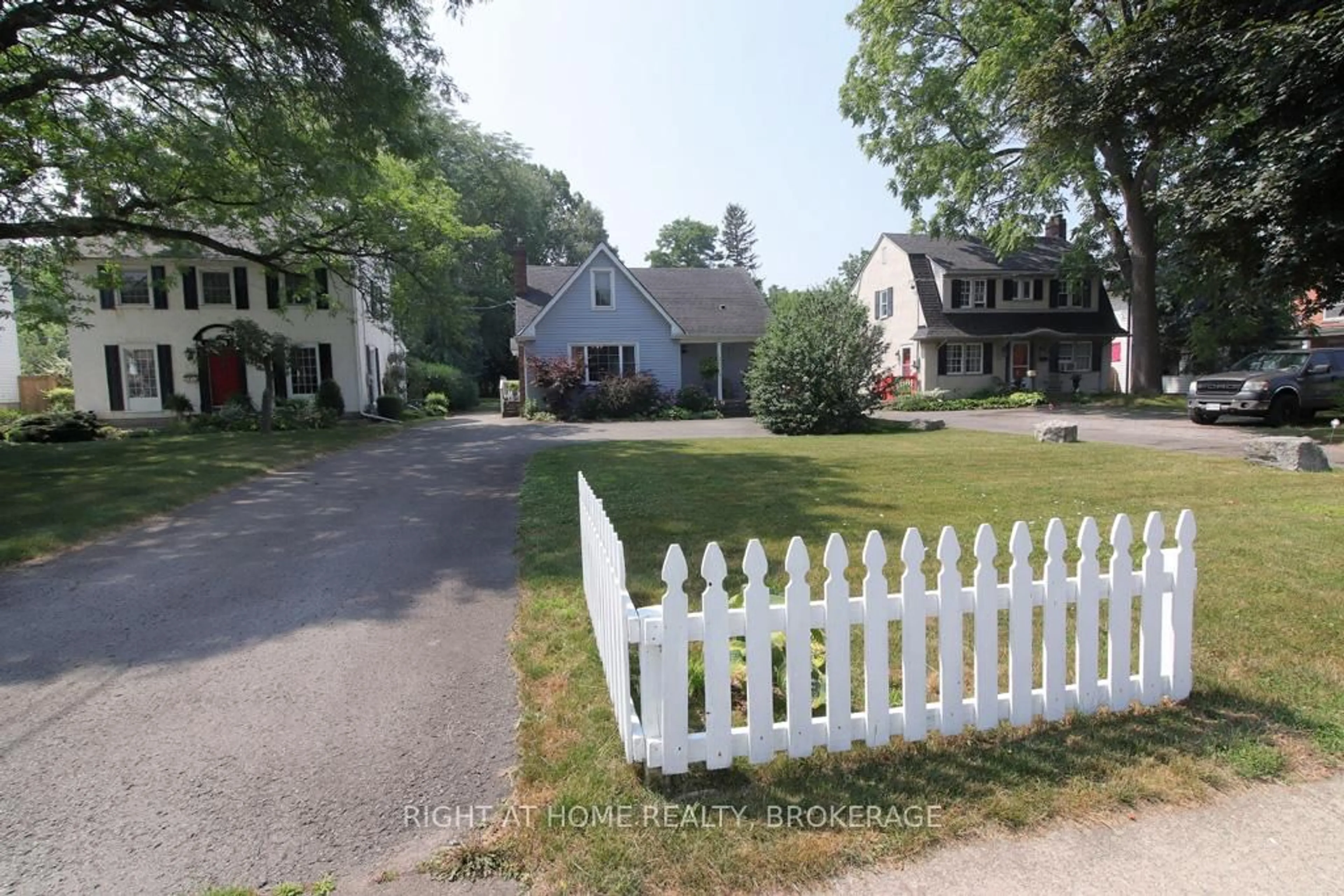 A pic from outside/outdoor area/front of a property/back of a property/a pic from drone, street for 368 Queenston St, St. Catharines Ontario L2P 2X9