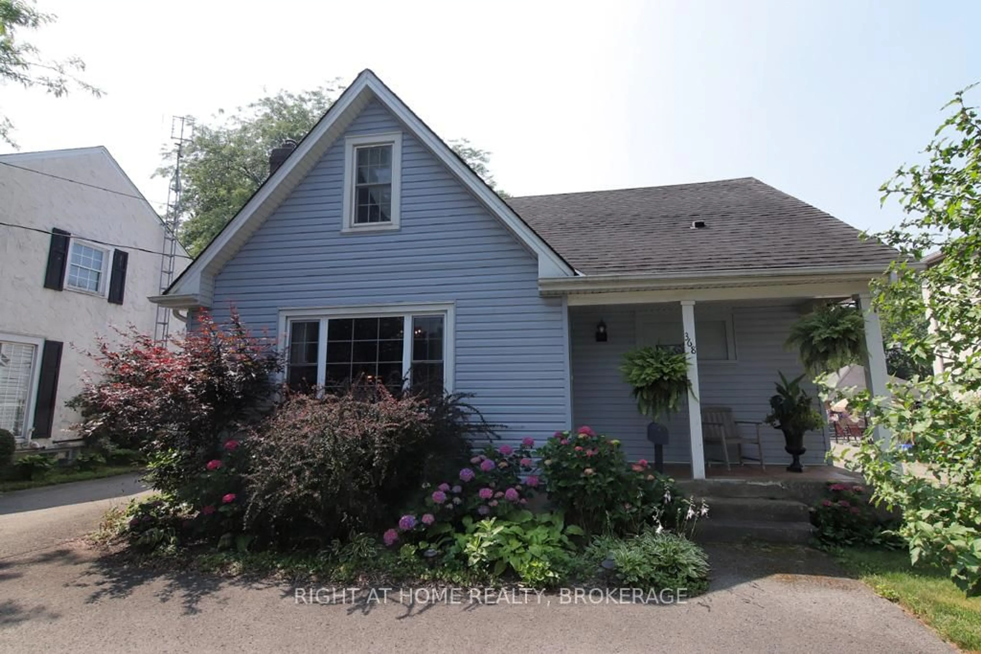 Home with vinyl exterior material, street for 368 Queenston St, St. Catharines Ontario L2P 2X9
