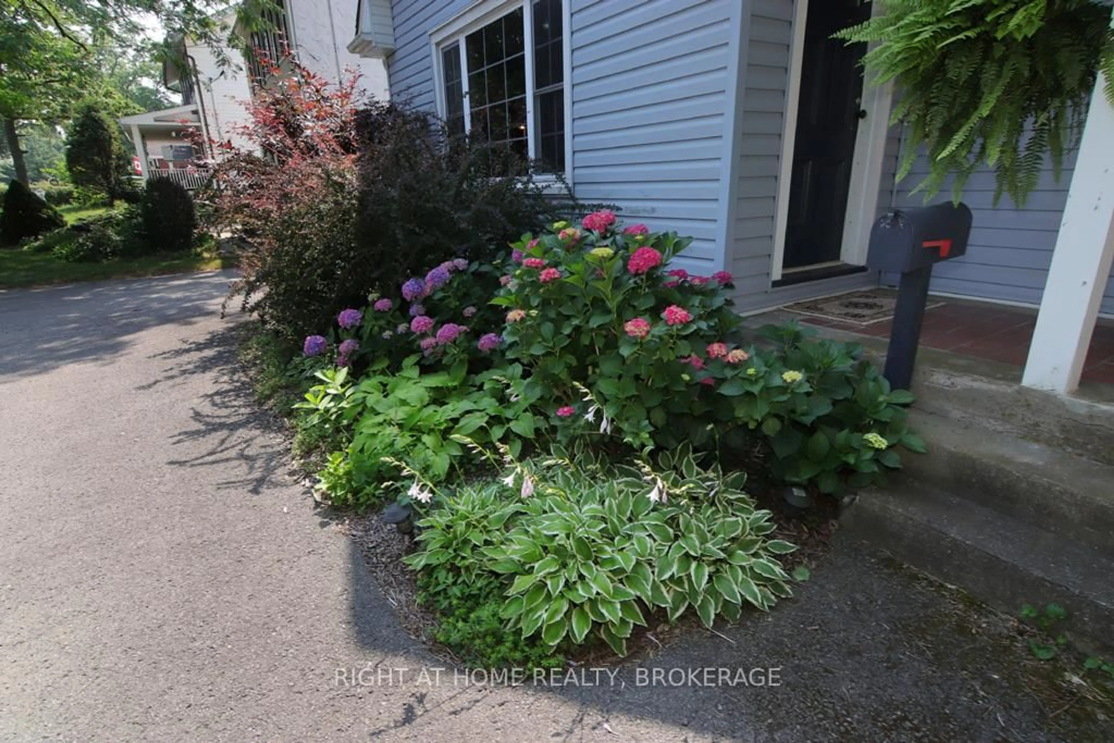 Patio, street for 368 Queenston St, St. Catharines Ontario L2P 2X9