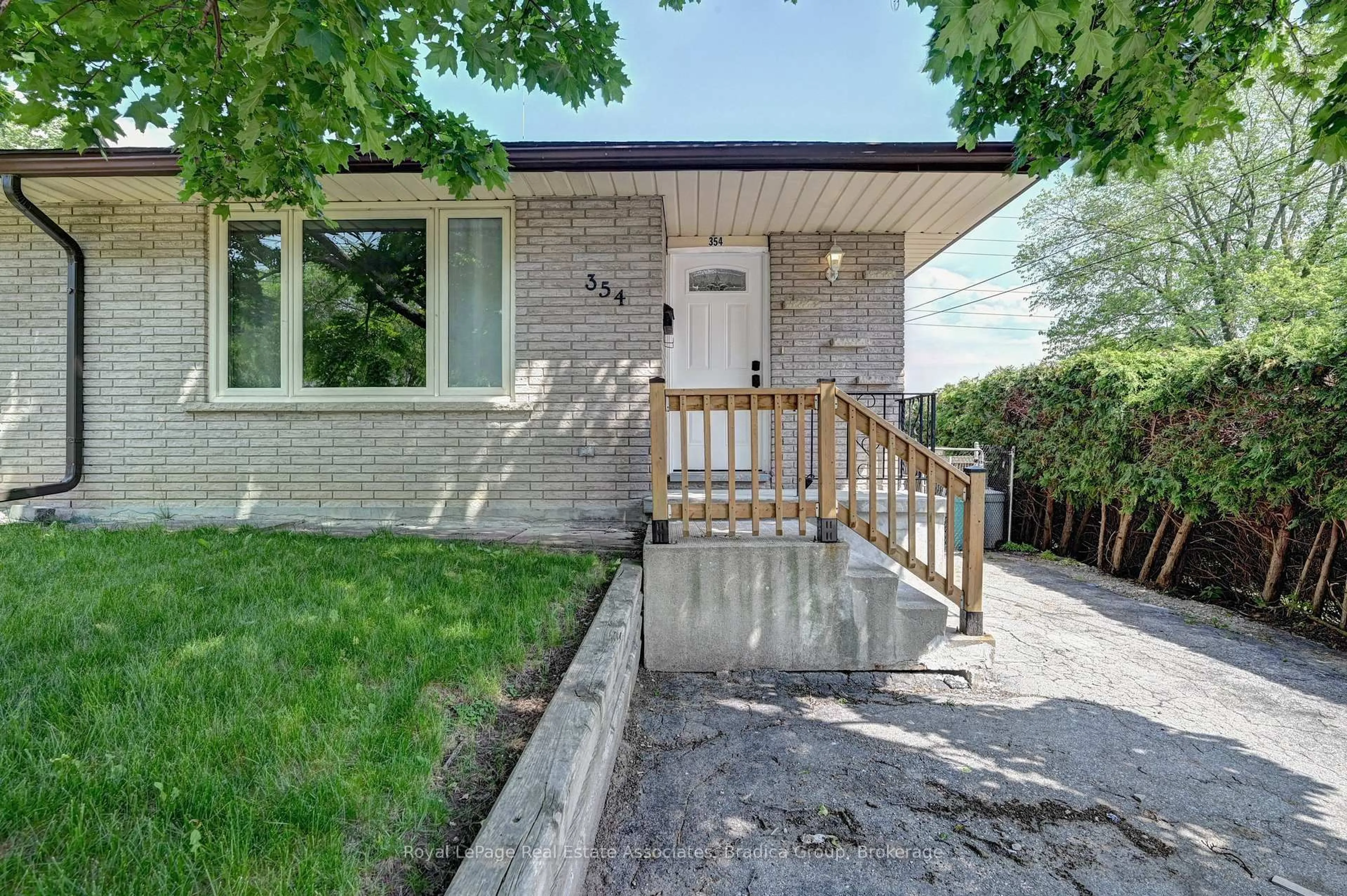 Home with brick exterior material, street for 354 Southill Dr, Kitchener Ontario N2A 2R1