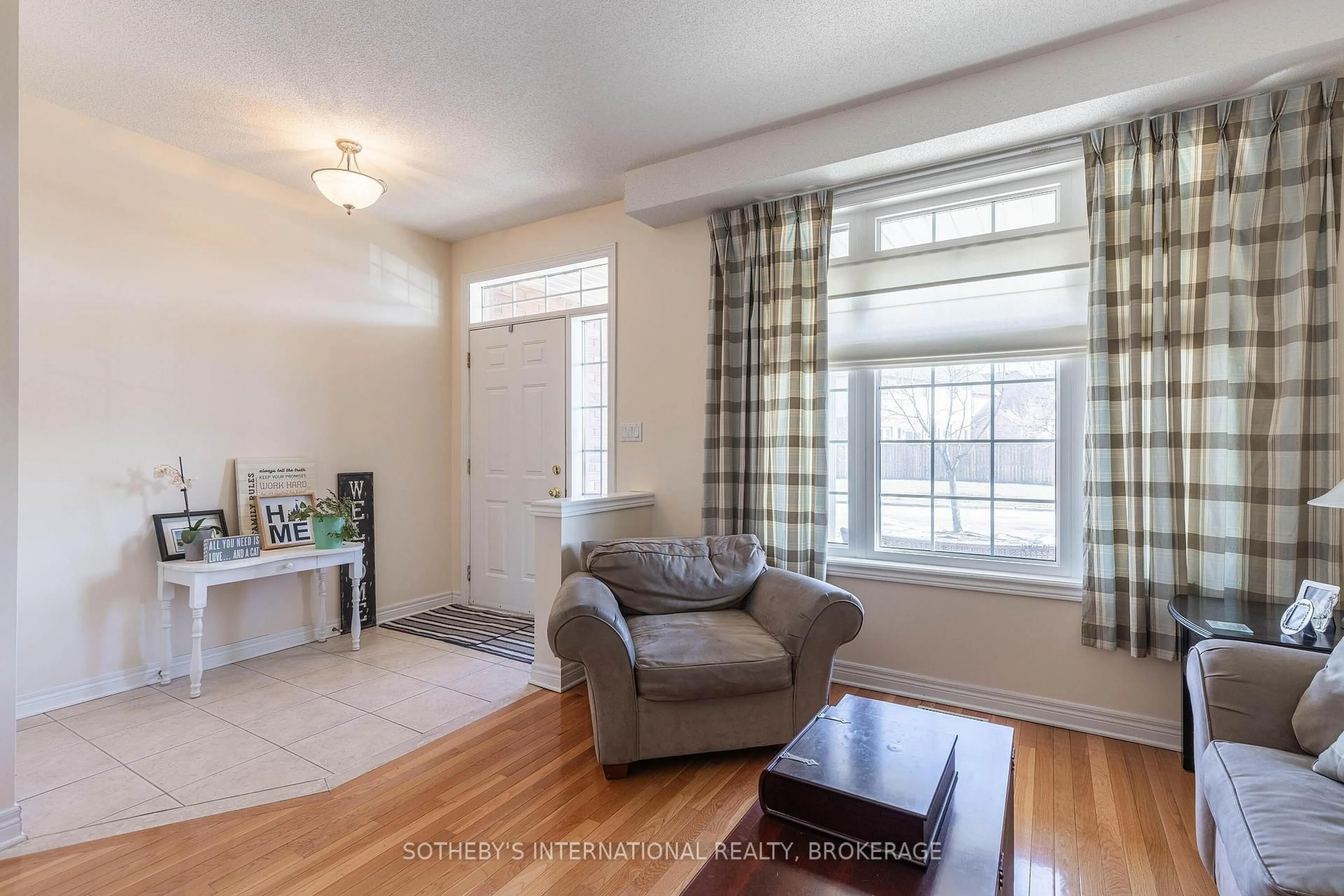 Living room with furniture, unknown for 7 Honey Locust Circ, Thorold Ontario L2V 5E3