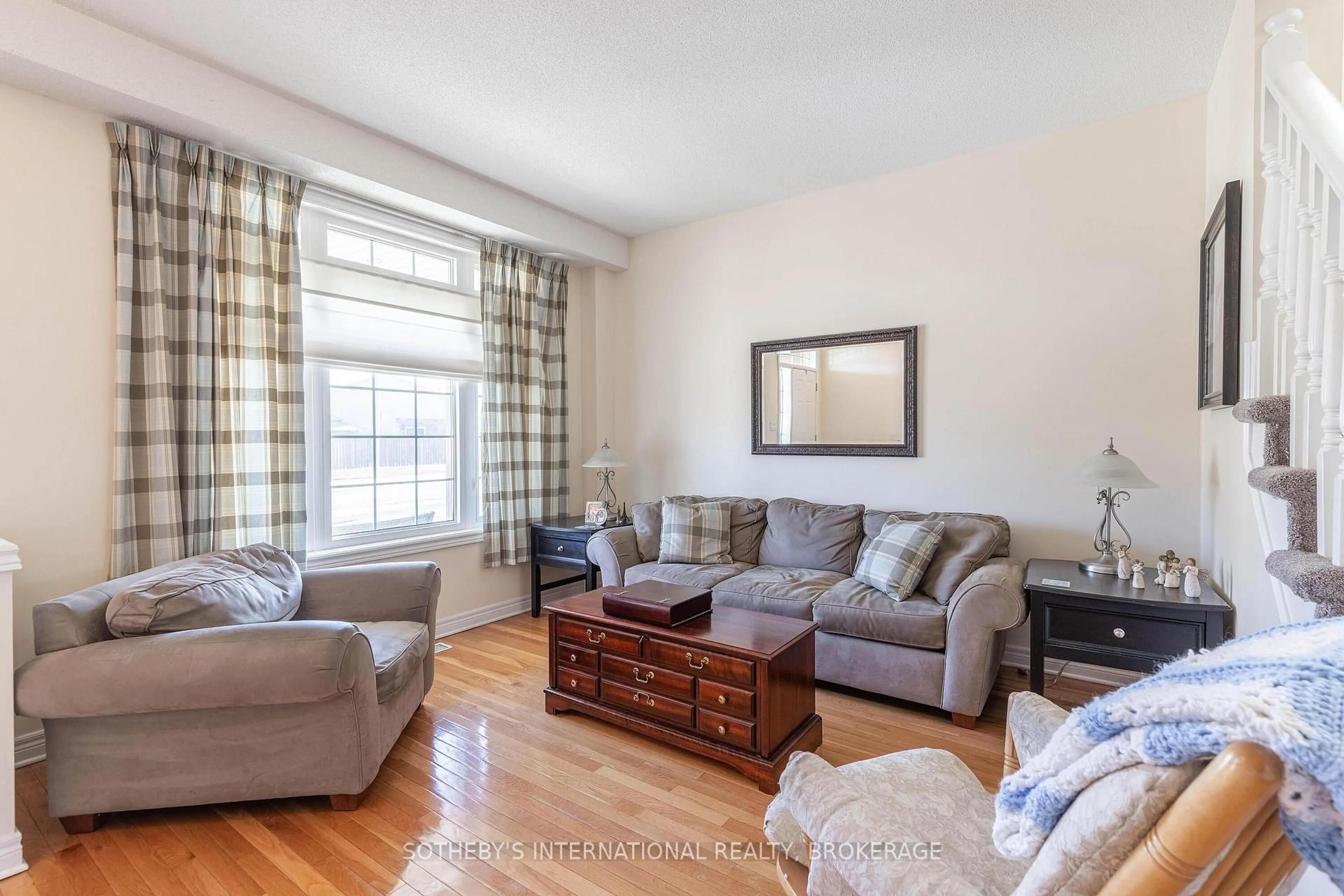 Living room with furniture, wood/laminate floor for 7 Honey Locust Circ, Thorold Ontario L2V 5E3