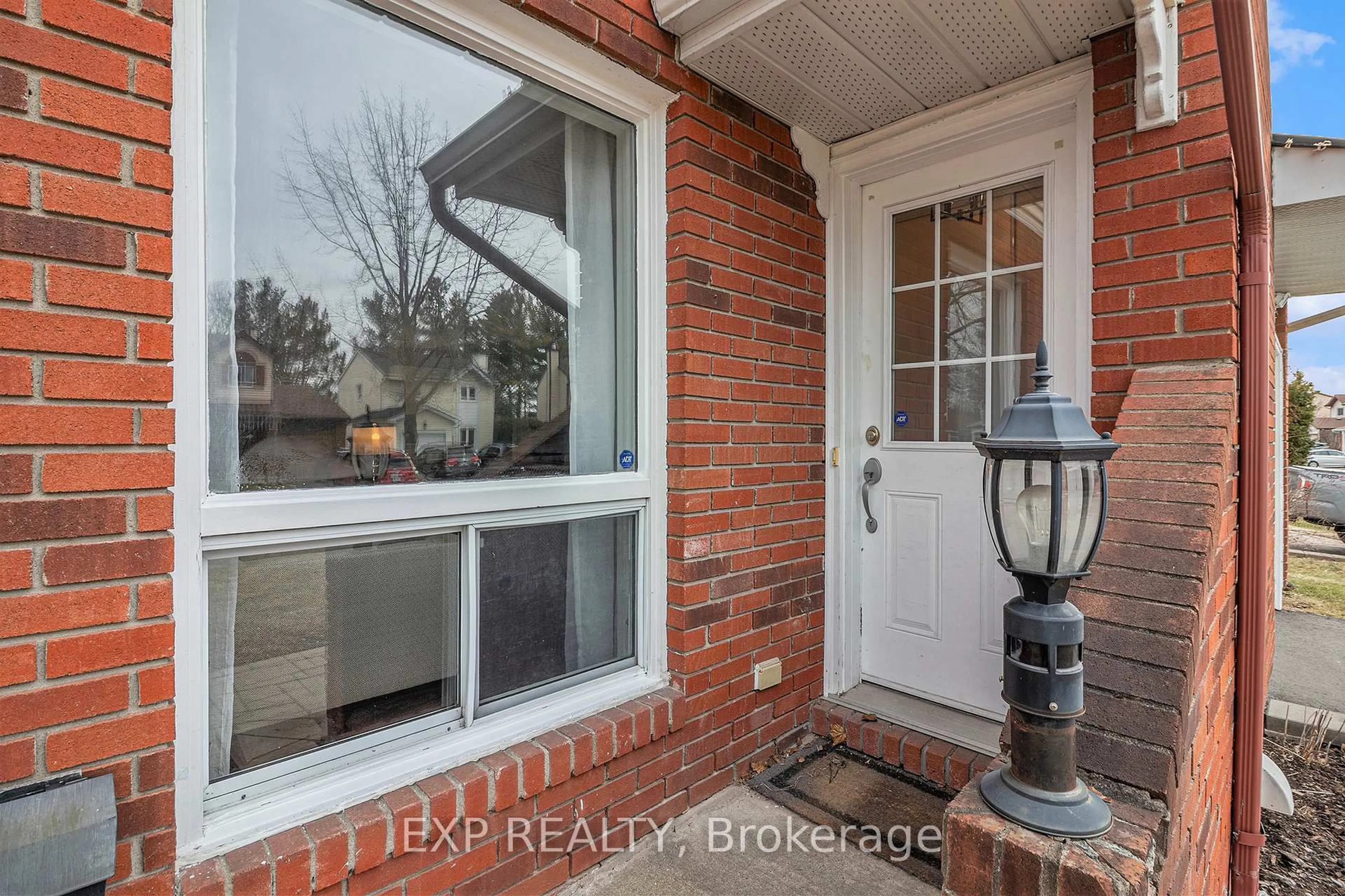 Indoor entryway for 302 Cote-Royale Cres, Ottawa Ontario K1E 3L7