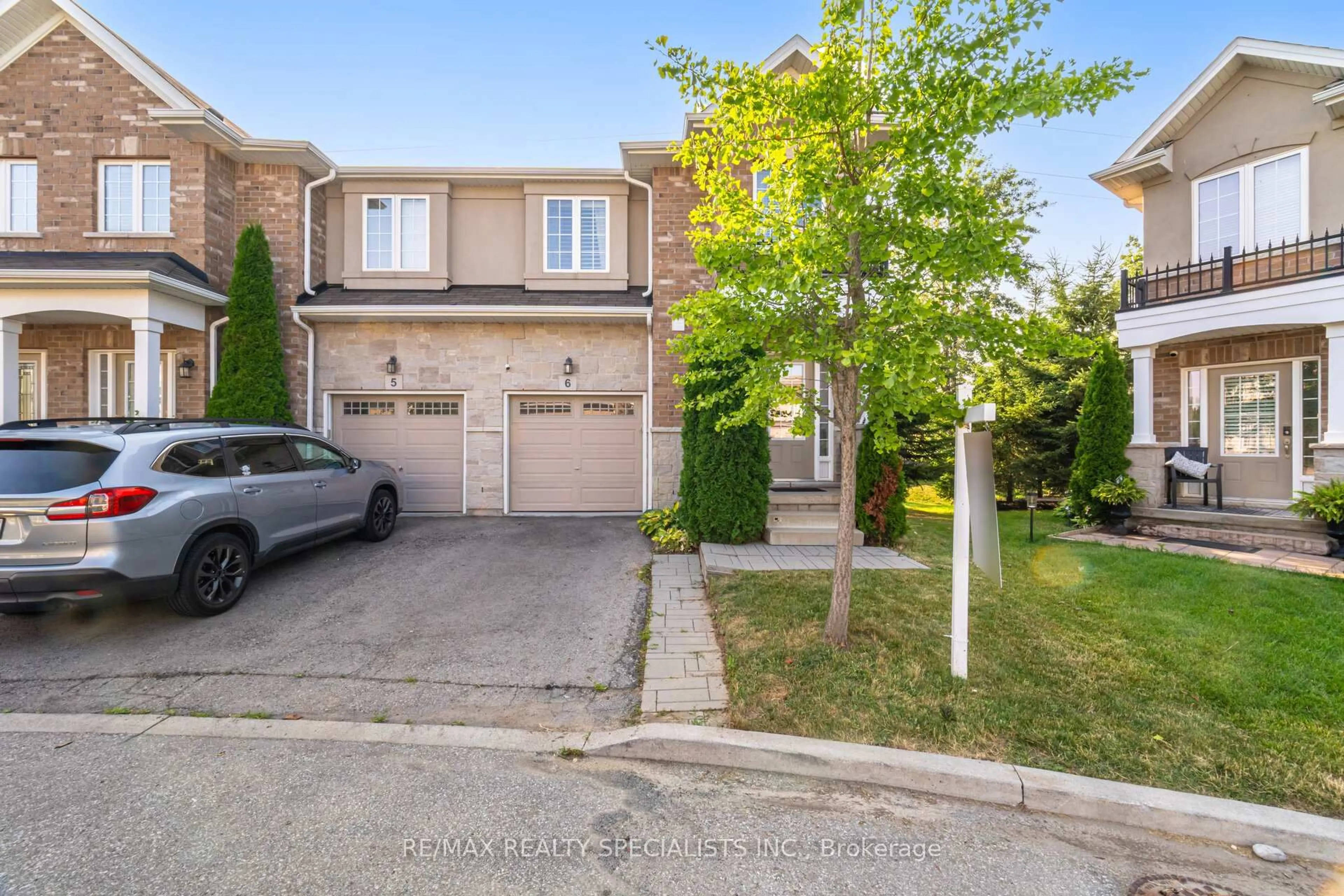 A pic from outside/outdoor area/front of a property/back of a property/a pic from drone, street for 90 Raymond Rd #6, Hamilton Ontario L9K 0J6