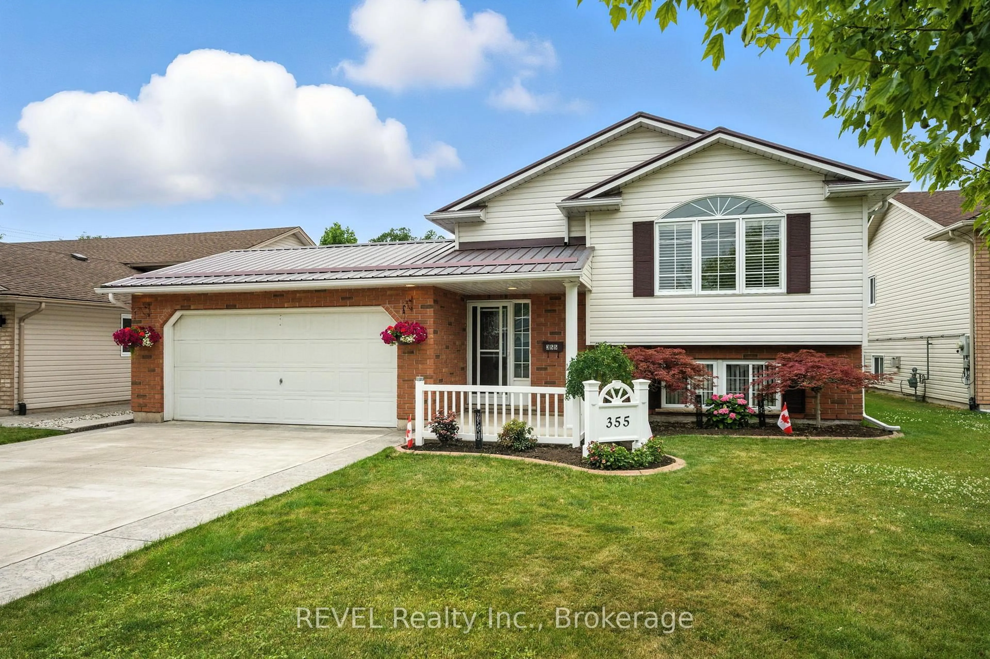 Home with vinyl exterior material, street for 355 Scott Ave, Fort Erie Ontario L2A 5E5