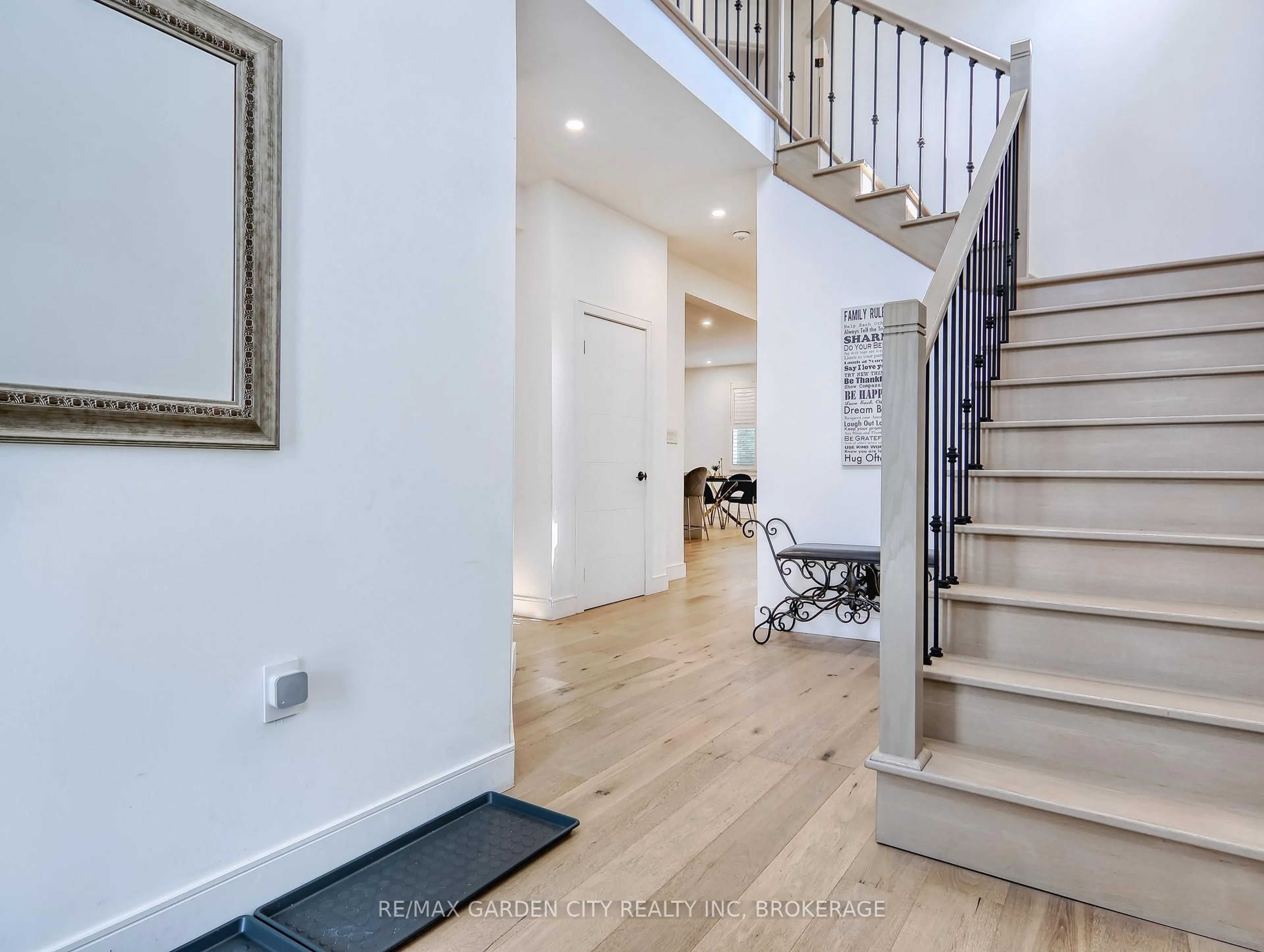 Indoor entryway for 6458 Culp St, Niagara Falls Ontario L2G 2C1