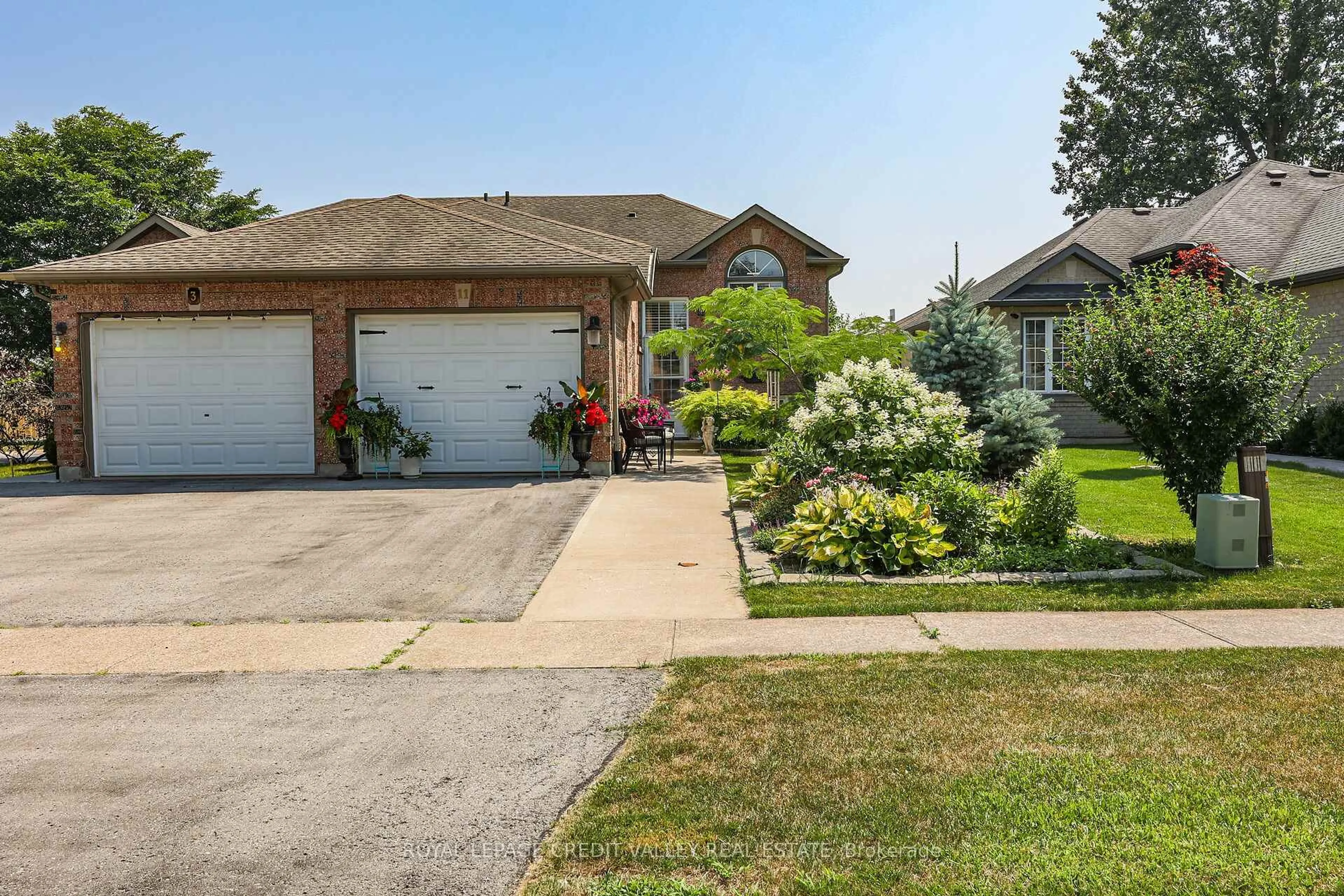 A pic from outside/outdoor area/front of a property/back of a property/a pic from drone, street for 11 Jefferson Crt, Welland Ontario L3C 7G5