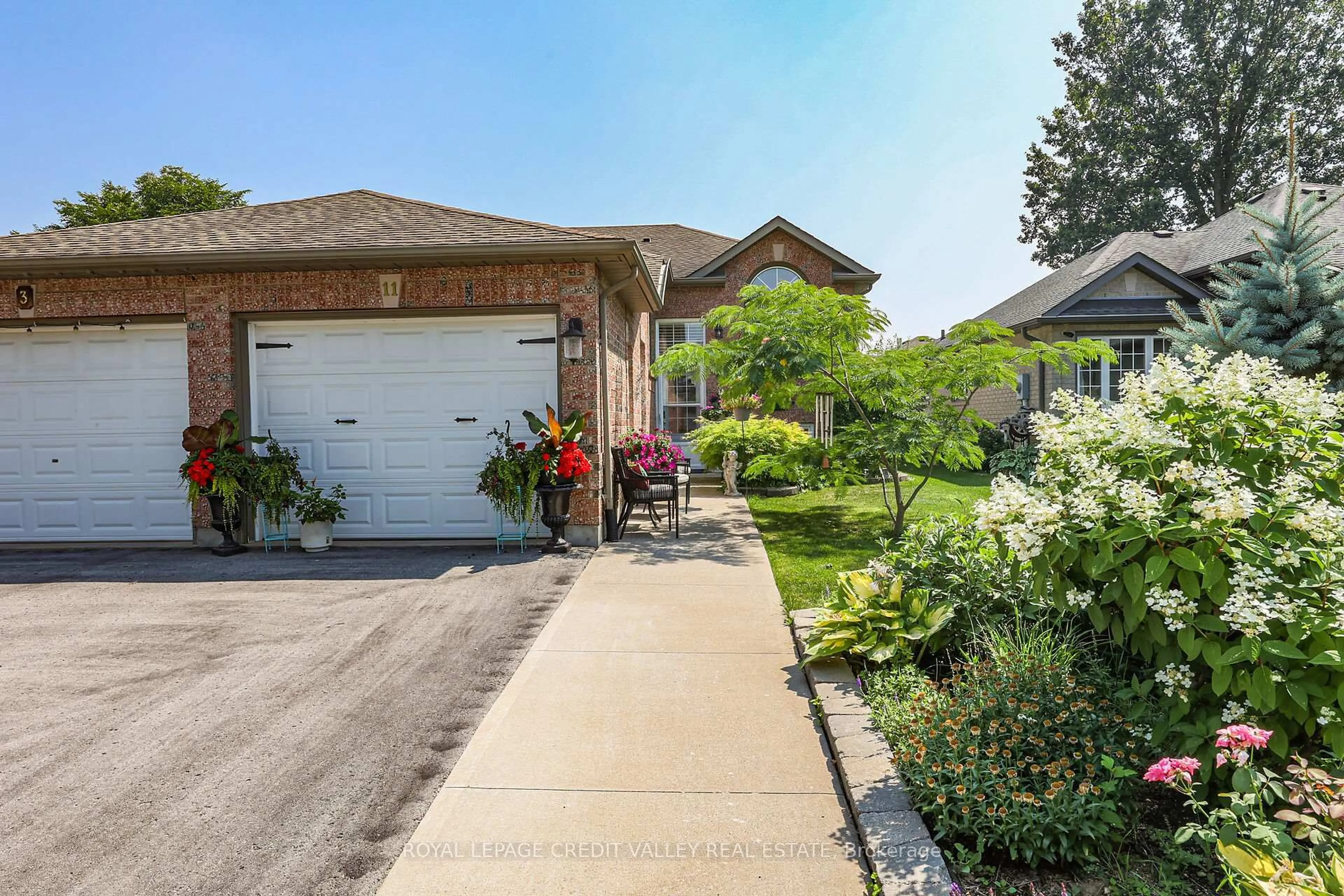 A pic from outside/outdoor area/front of a property/back of a property/a pic from drone, street for 11 Jefferson Crt, Welland Ontario L3C 7G5