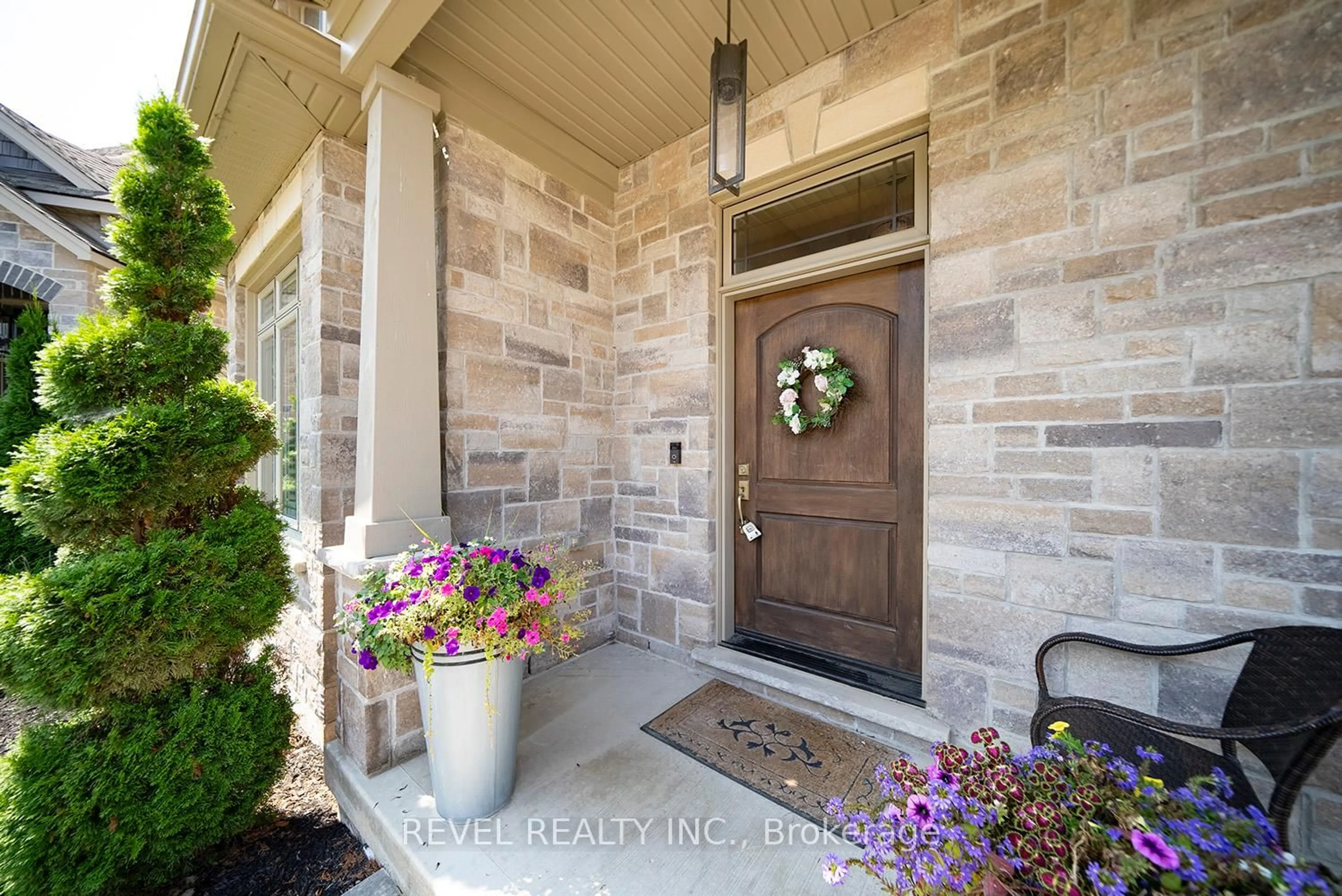 Indoor entryway for 158 Willow St #2, Brant Ontario N3L 3E1