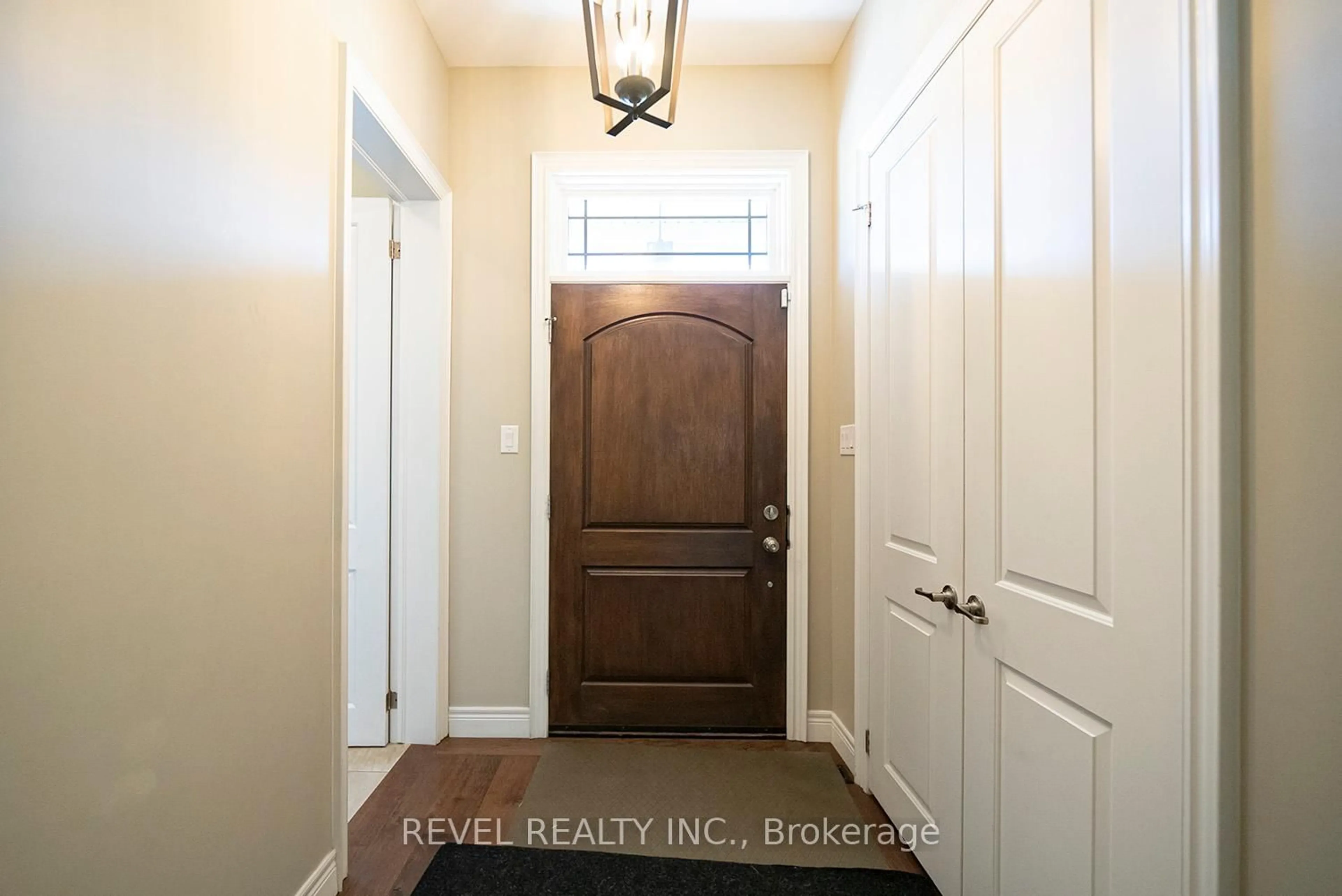Indoor entryway for 158 Willow St #2, Brant Ontario N3L 3E1