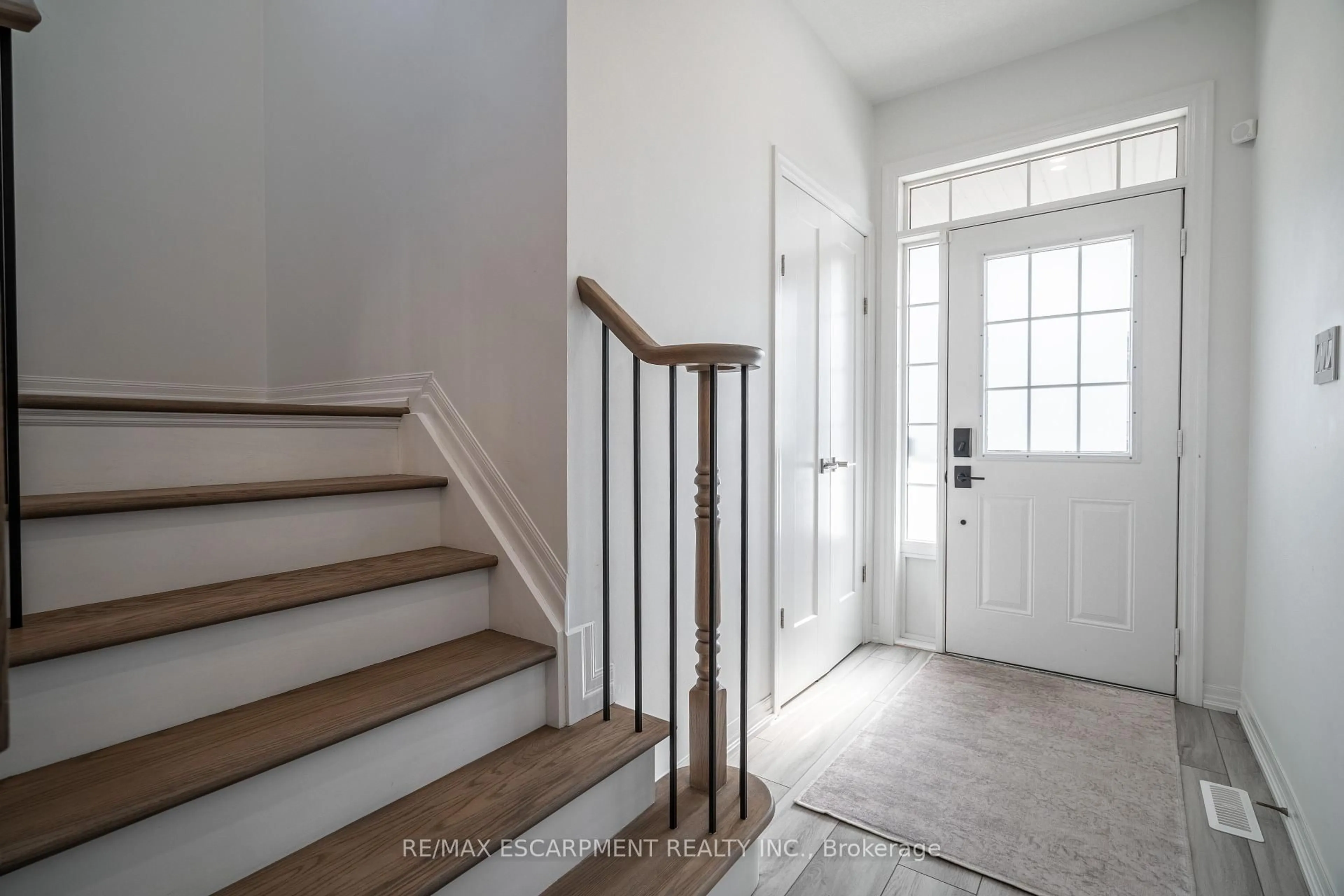 Indoor entryway for 80 Montreal Circ, Hamilton Ontario L8E 0C9