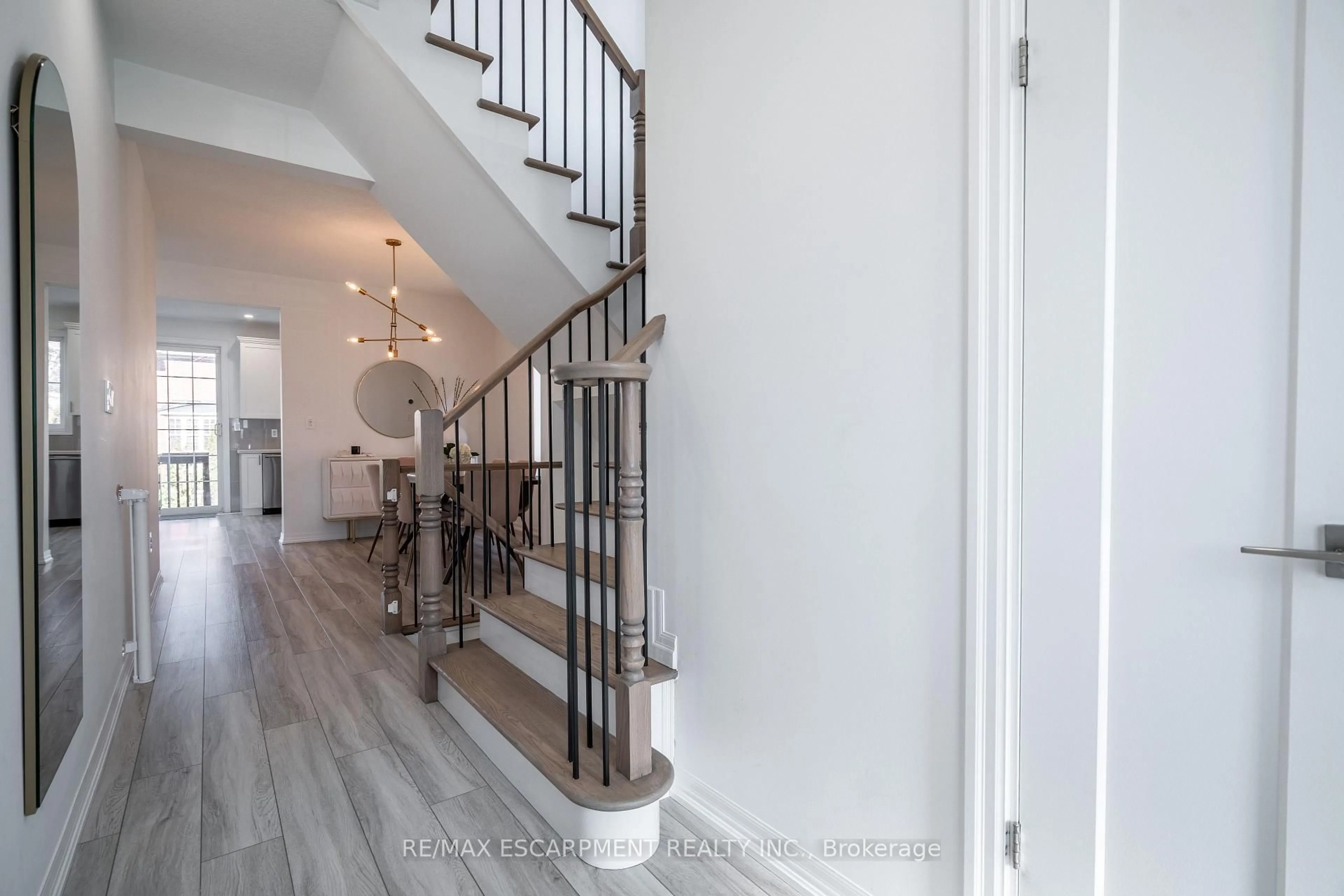 Indoor entryway for 80 Montreal Circ, Hamilton Ontario L8E 0C9