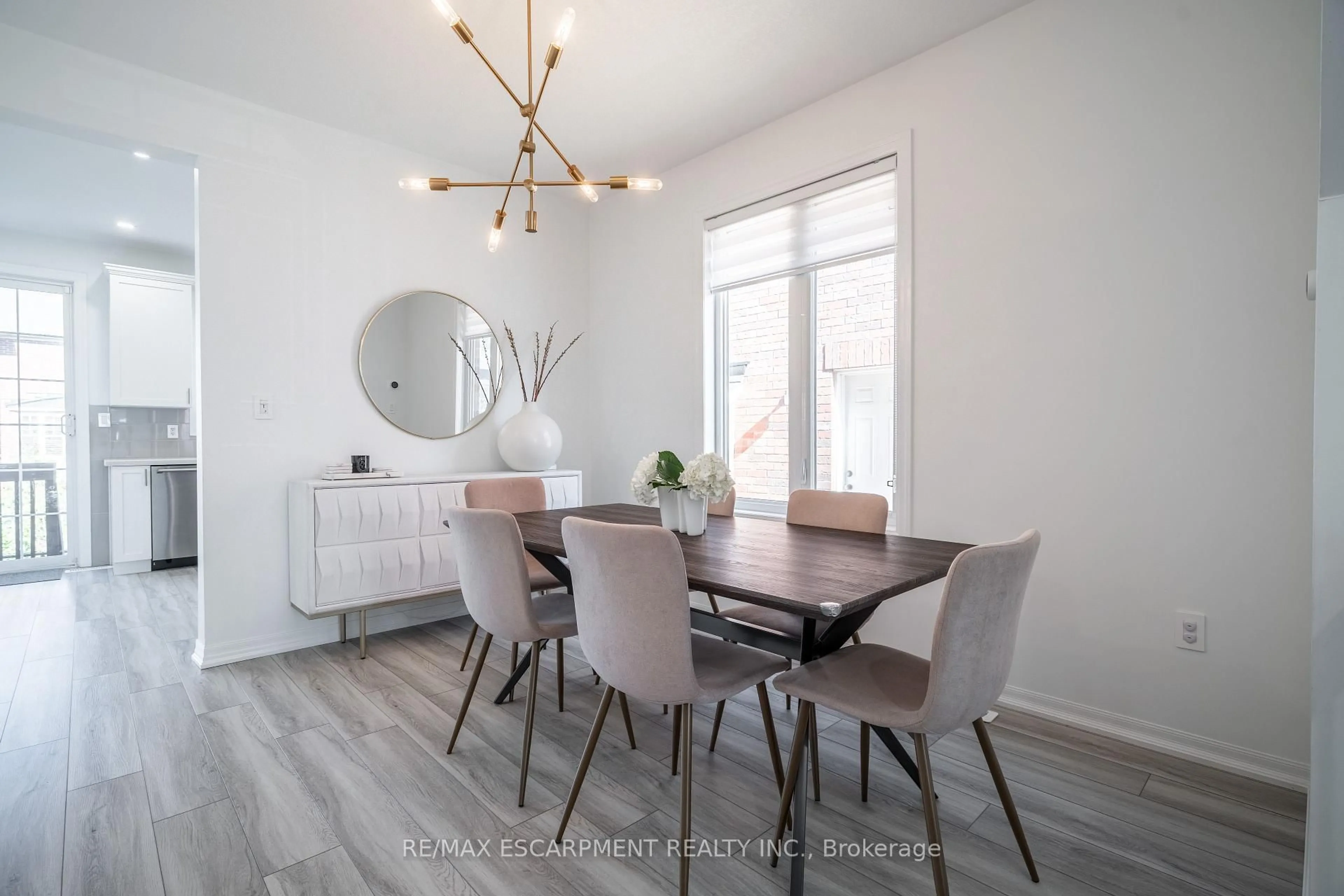 Dining room, wood/laminate floor for 80 Montreal Circ, Hamilton Ontario L8E 0C9