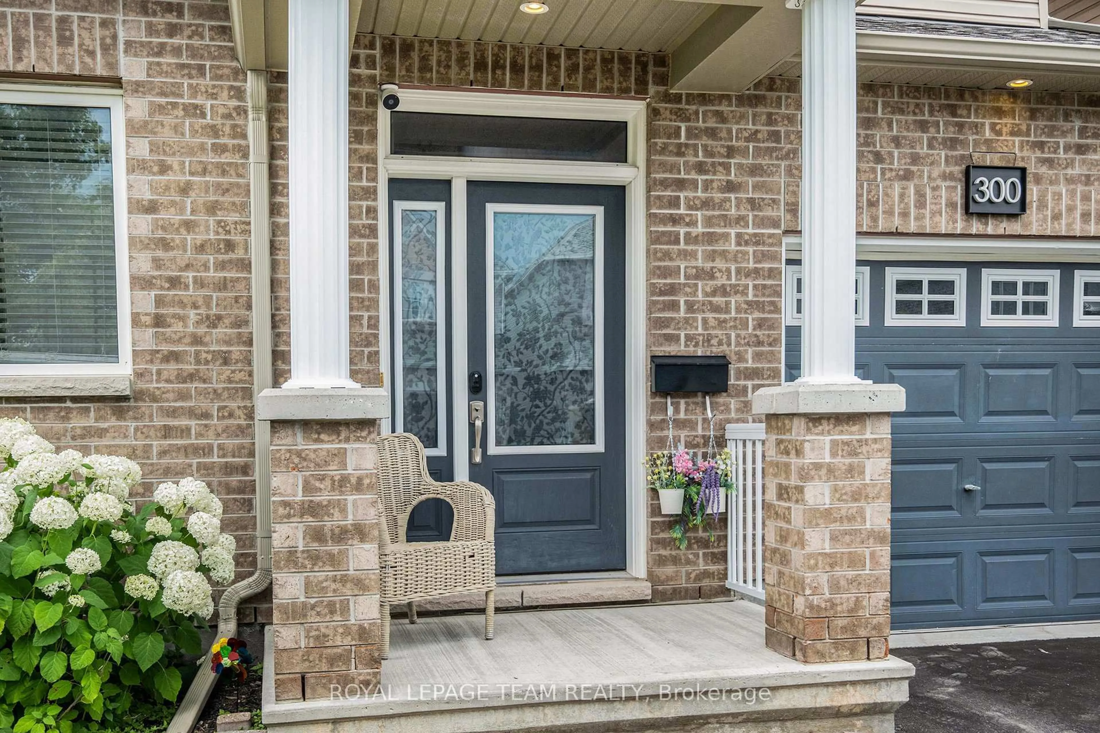 Indoor entryway for 300 Brettonwood Rdge, Ottawa Ontario K2H 0H8