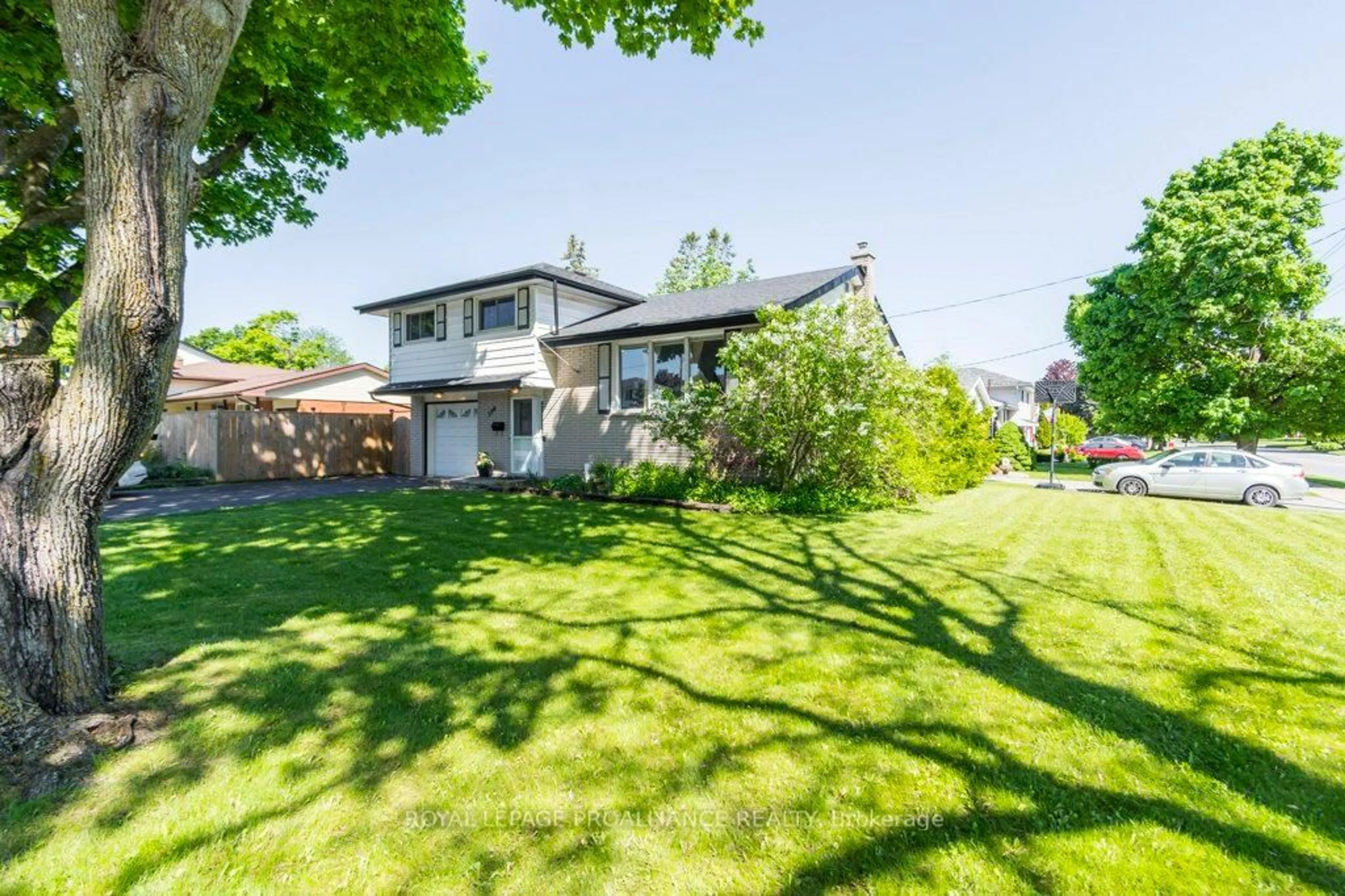 A pic from outside/outdoor area/front of a property/back of a property/a pic from drone, street for 590 Victoria Ave, Belleville Ontario K8N 2G9