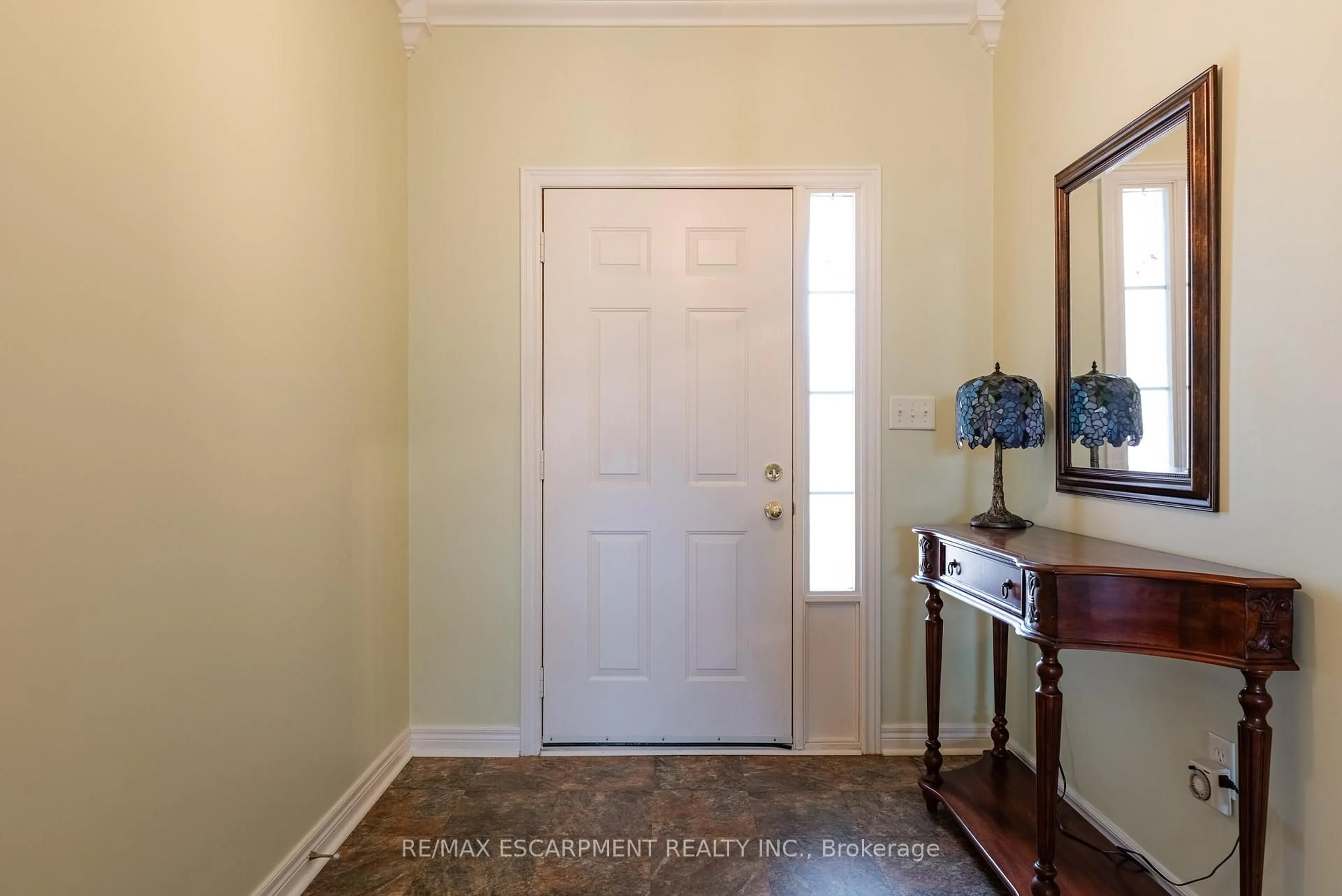 Indoor entryway for 60 Riveroaks Dr, Hamilton Ontario L0R 1W0