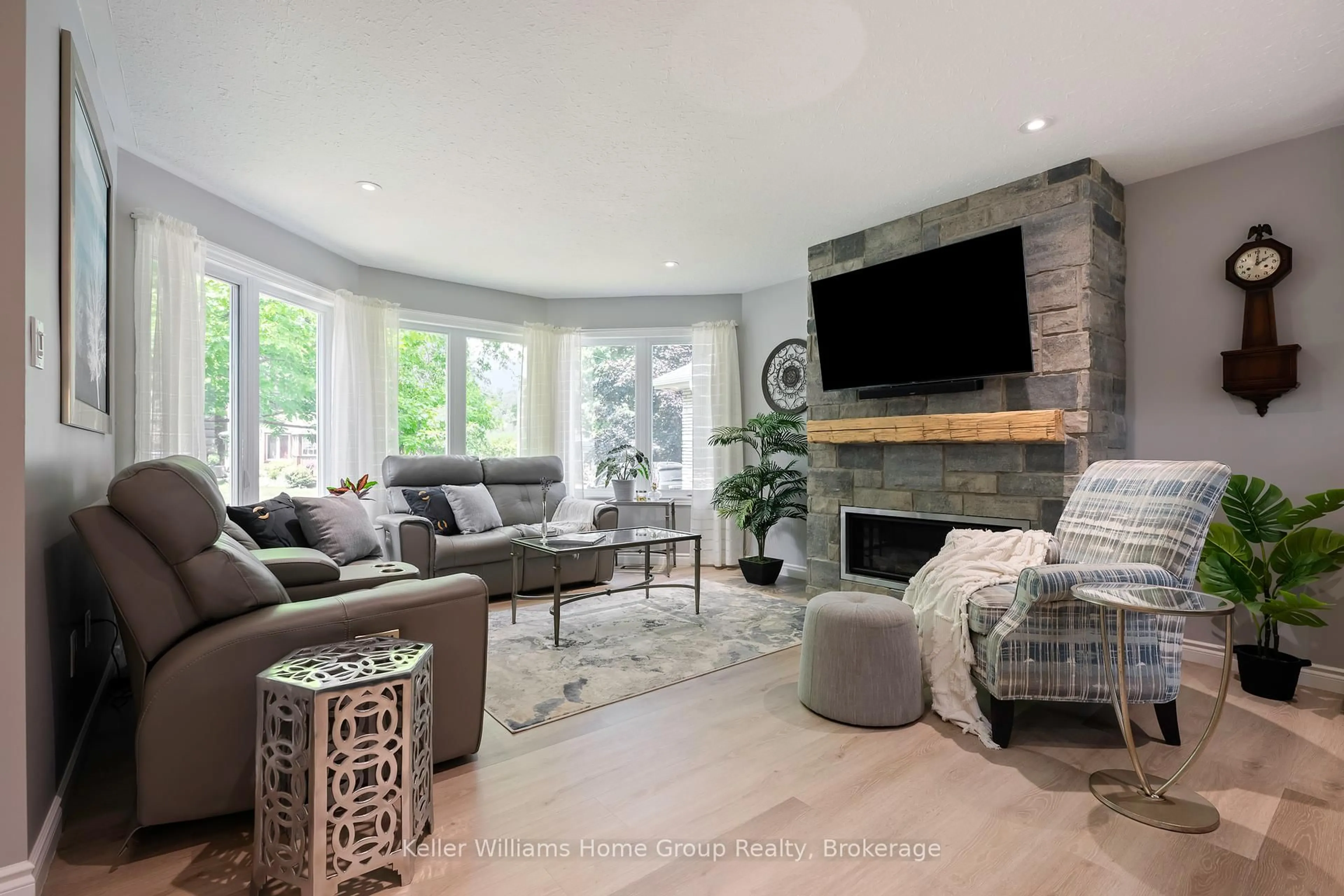 Living room with furniture, unknown for 137 Third Ave, Shelburne Ontario L9V 3A8