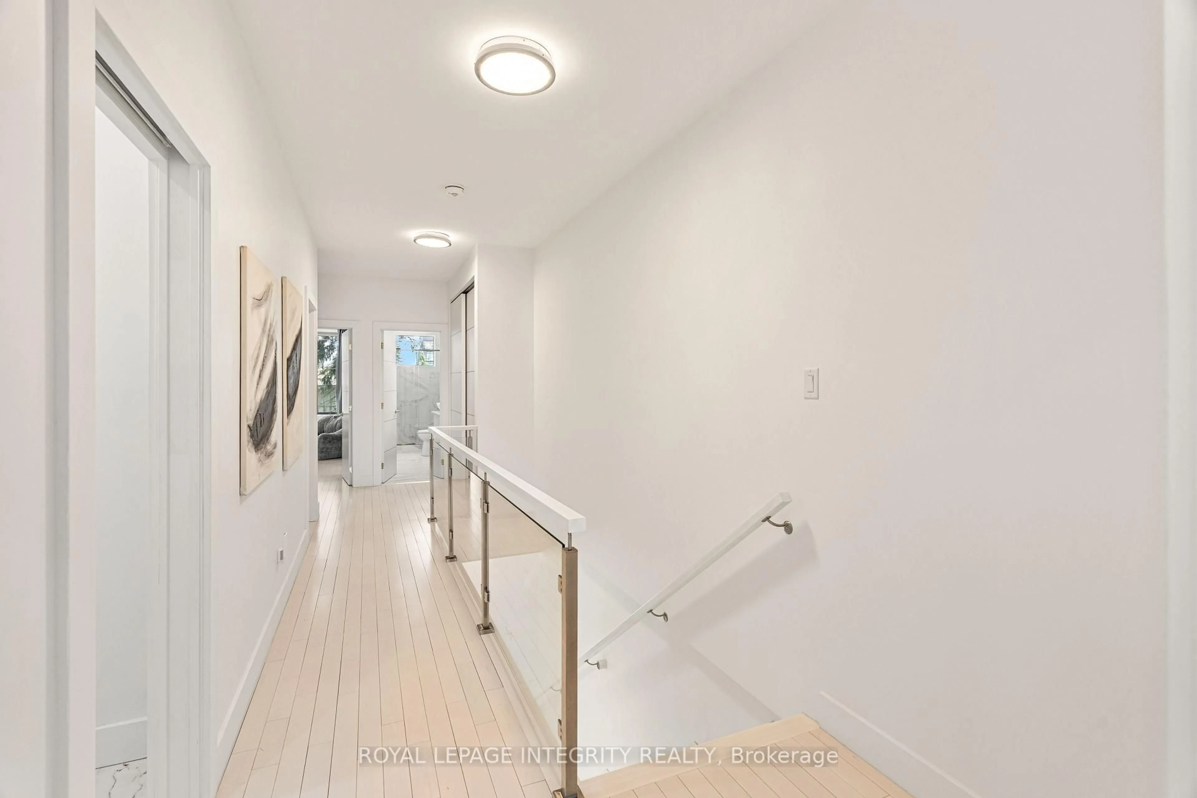 Indoor foyer for 266 Currell Ave, Ottawa Ontario K1Z 7J6