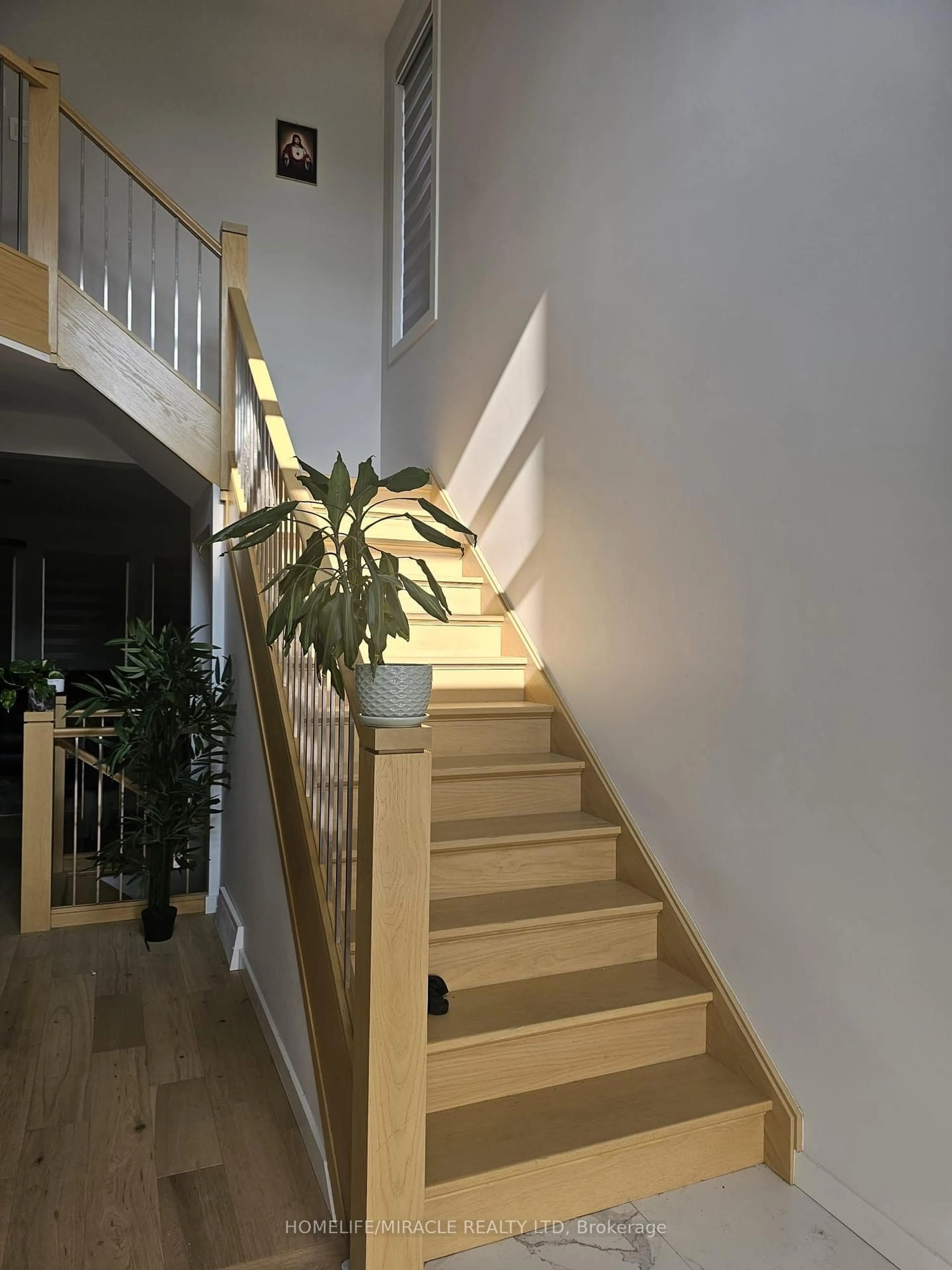 Indoor foyer for 2286 Wickerson Rd, London South Ontario N6K 0H6