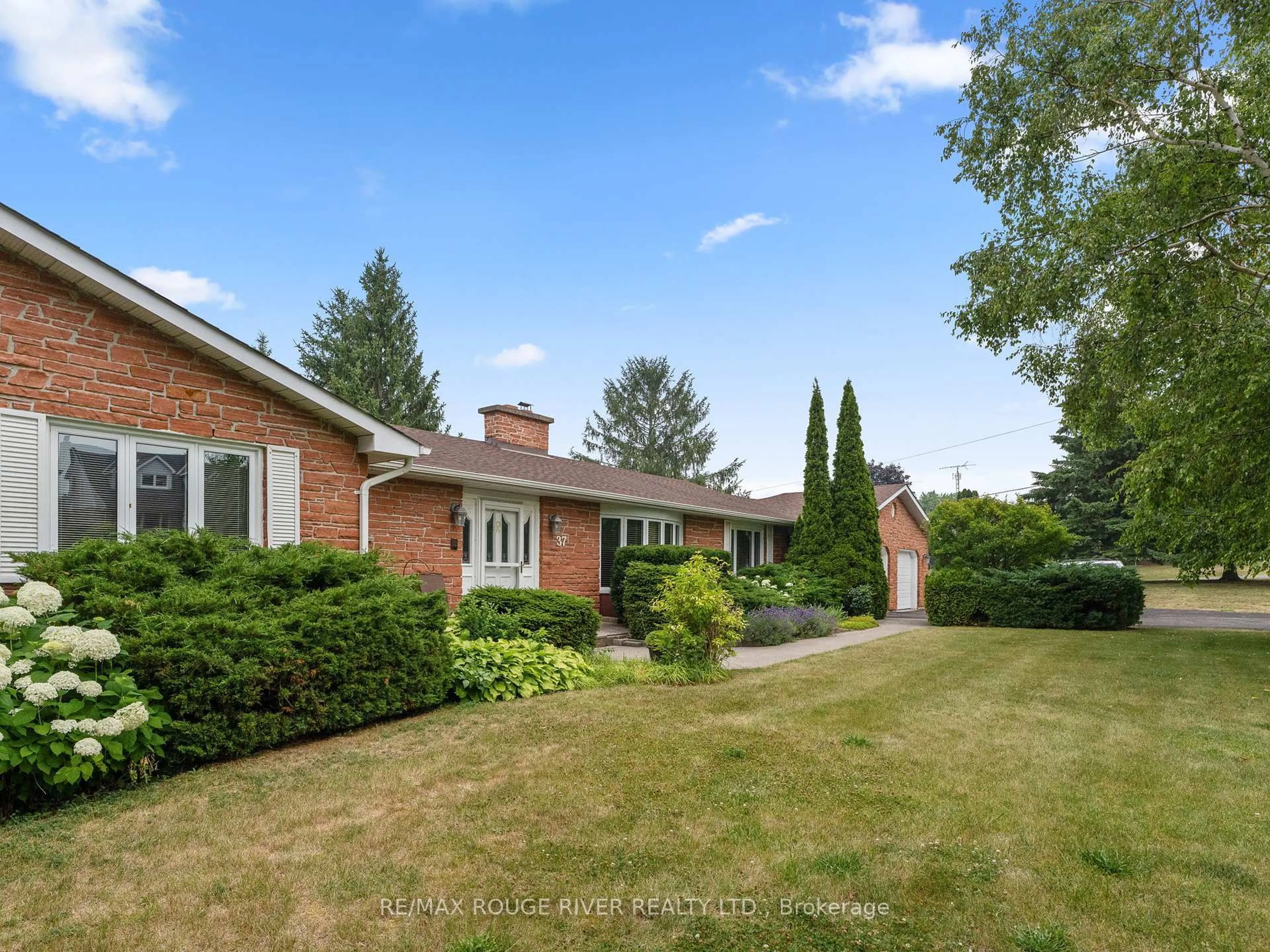 A pic from outside/outdoor area/front of a property/back of a property/a pic from drone, street for 37 STONERIDGE Rd, Hamilton Township Ontario K9A 0Y3