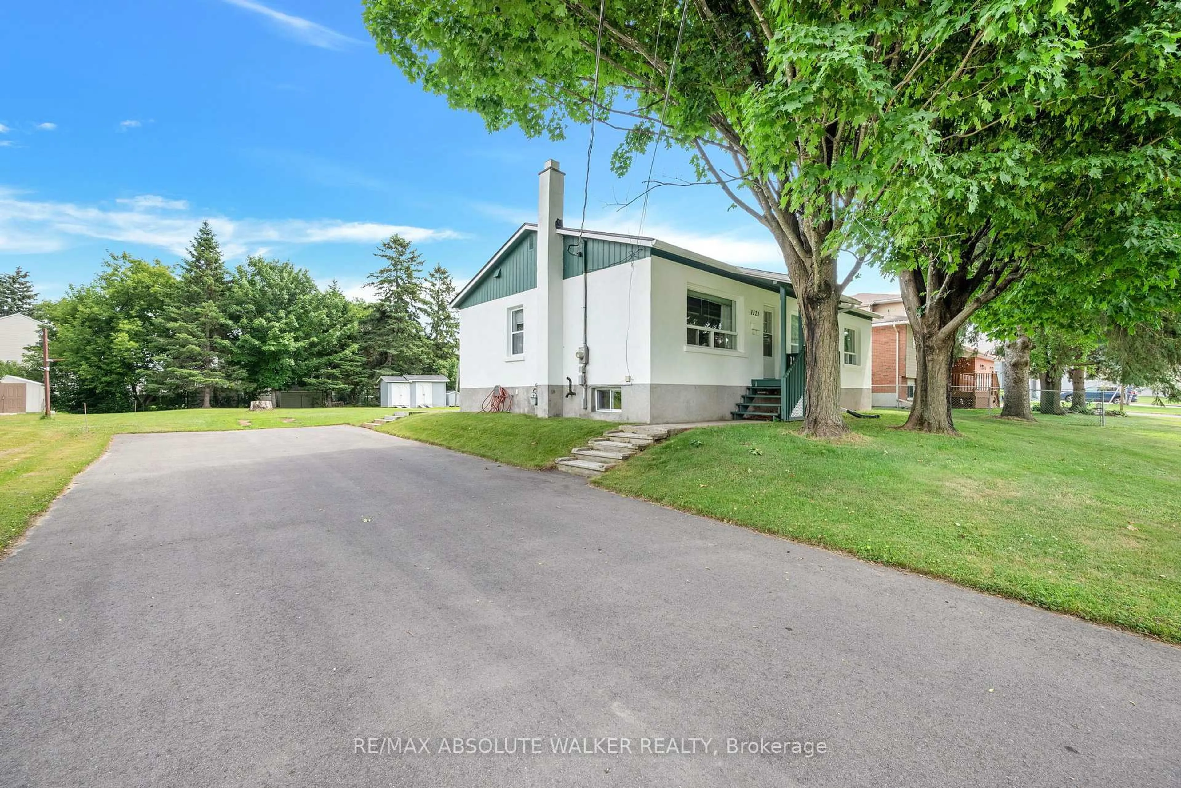 A pic from outside/outdoor area/front of a property/back of a property/a pic from drone, street for 1121 Cholette Cres, Orleans Ontario K1C 1T4